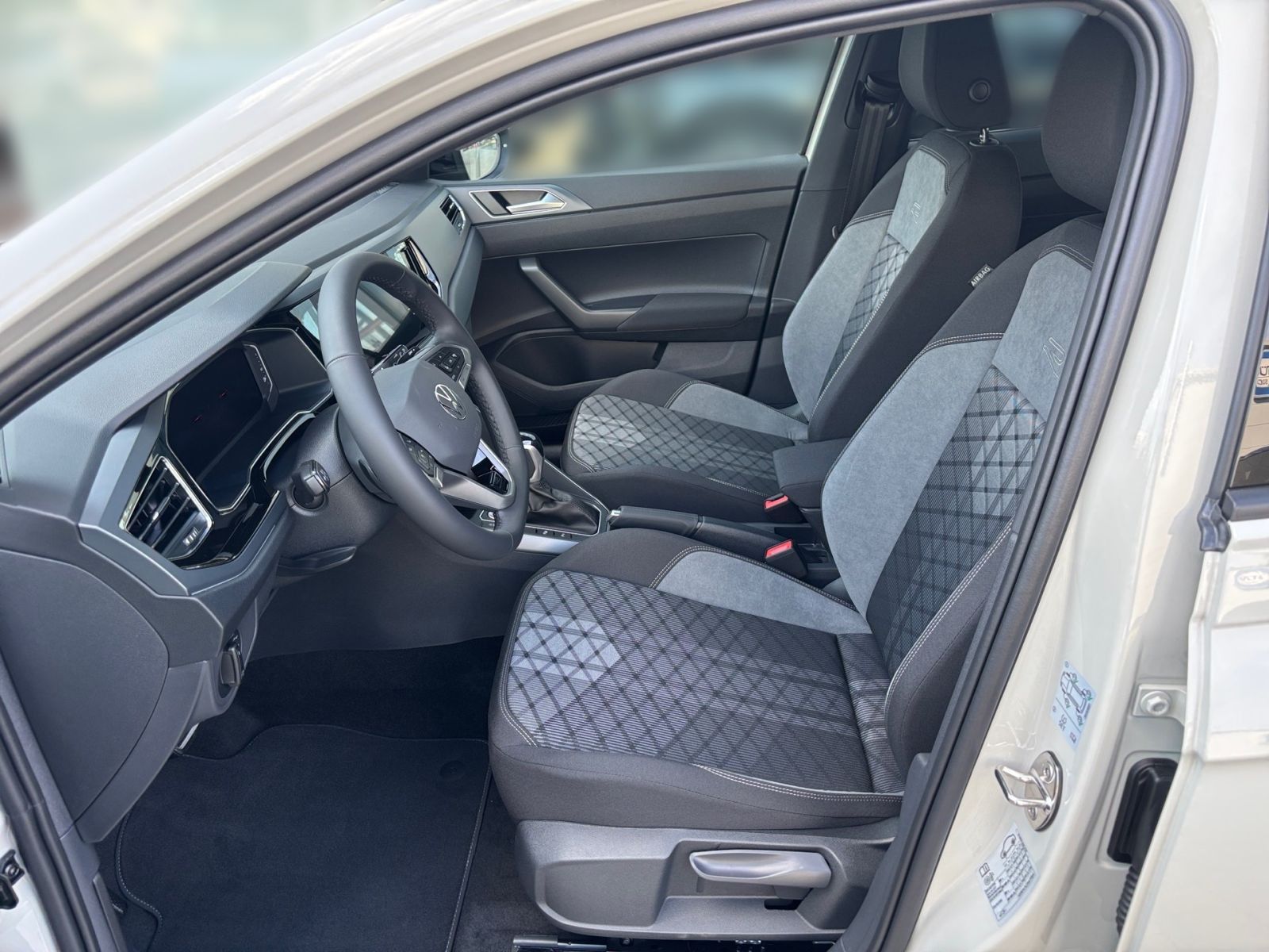 Fahrzeugabbildung Volkswagen Taigo R-Line 1,5 l TSI 150 PS DSG NAVI AHK Kamer