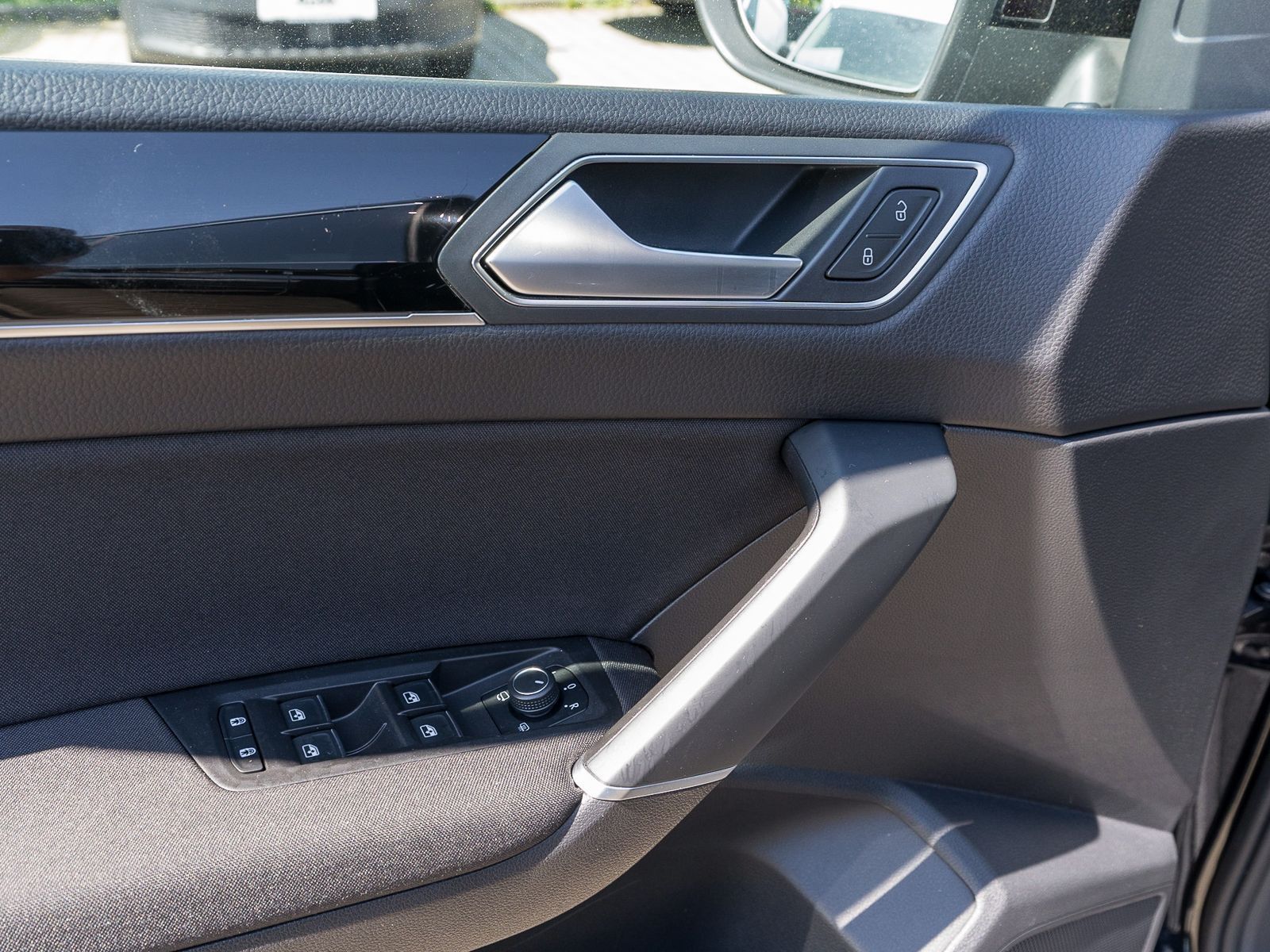 Fahrzeugabbildung Volkswagen Touran Highline 2.0TDI DSG LED Navi Pano AHK 7-S