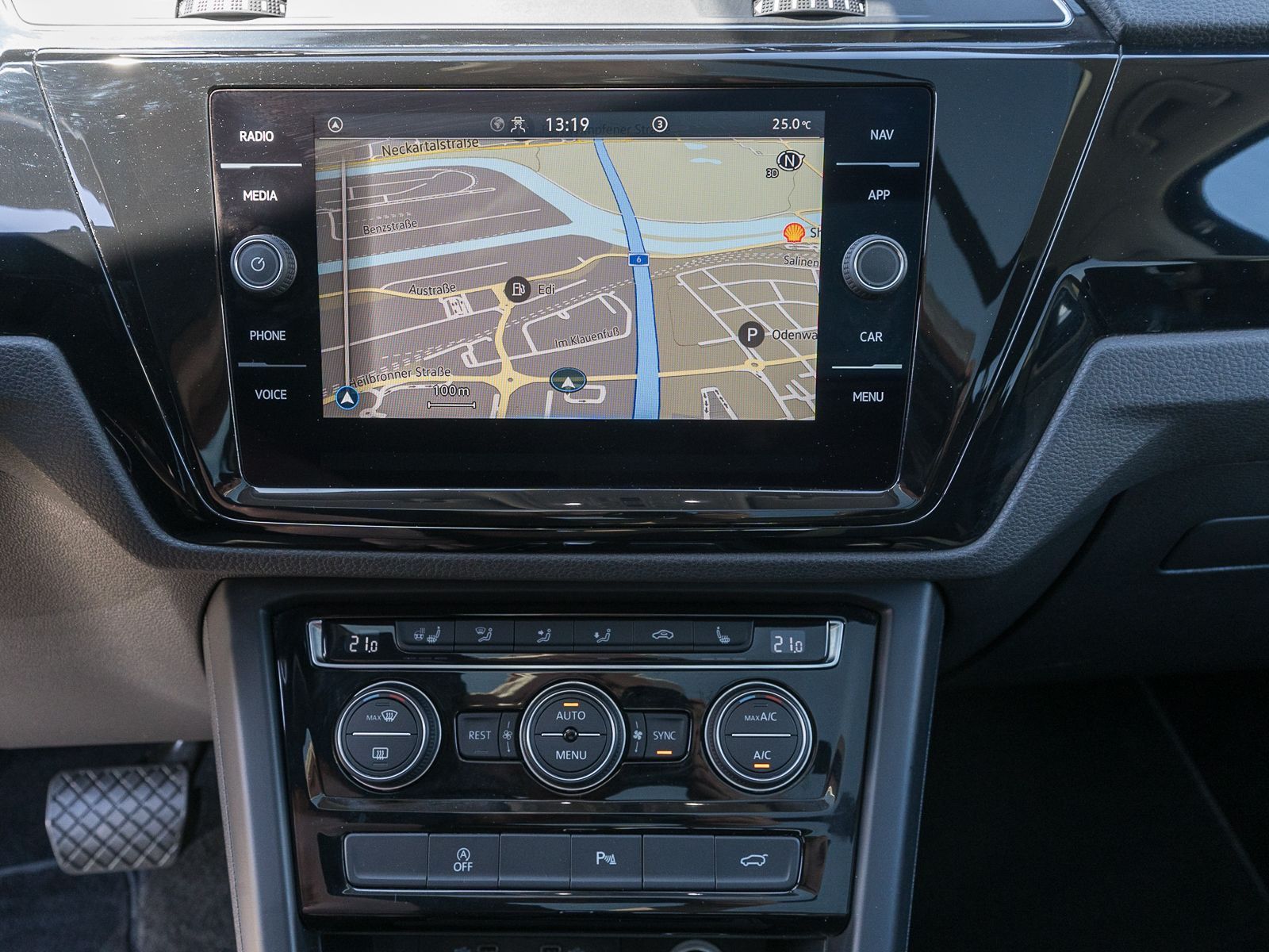 Fahrzeugabbildung Volkswagen Touran Highline 2.0TDI DSG LED Navi Pano AHK 7-S