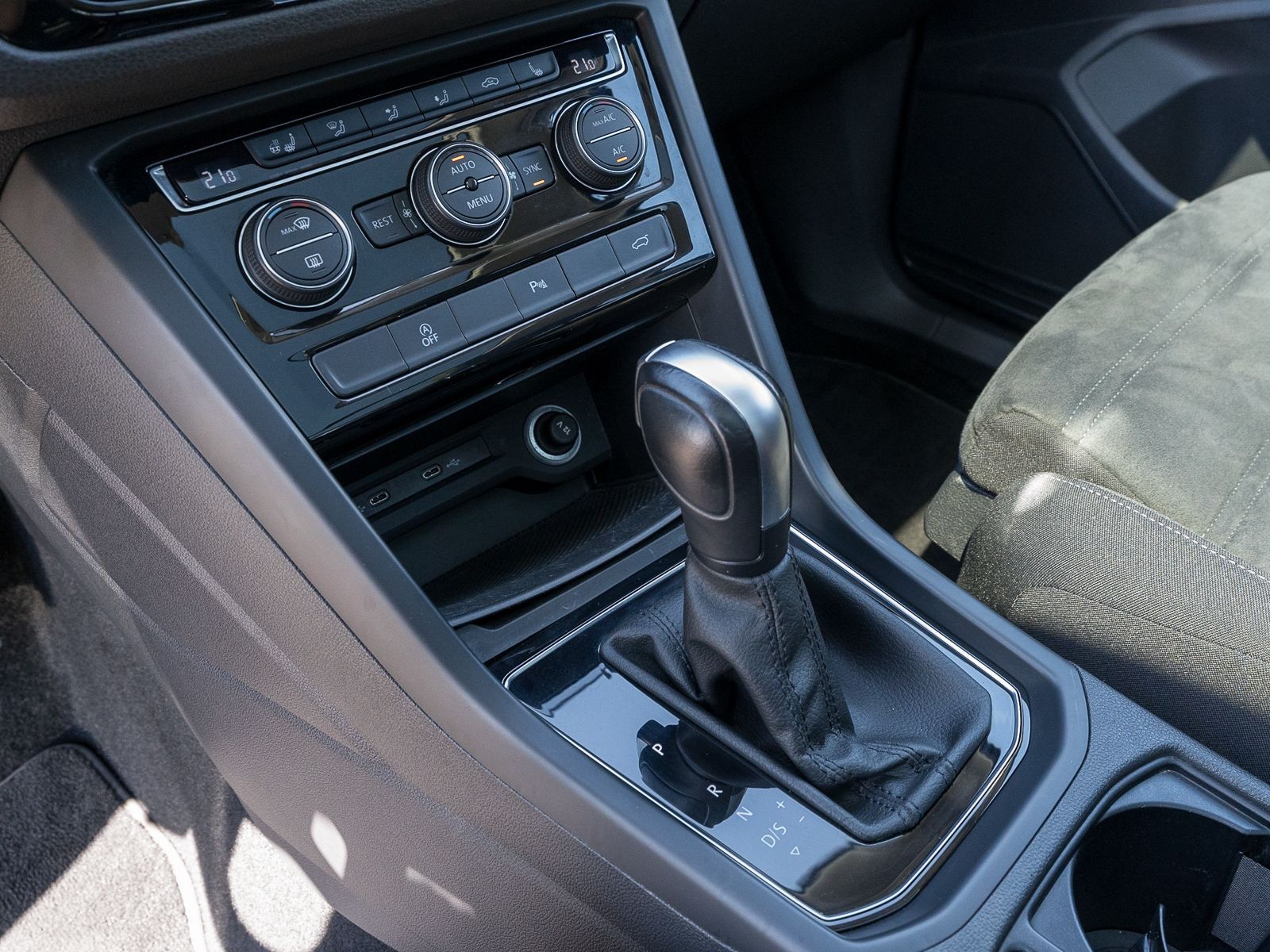 Fahrzeugabbildung Volkswagen Touran Highline 2.0TDI DSG LED Navi Pano AHK 7-S