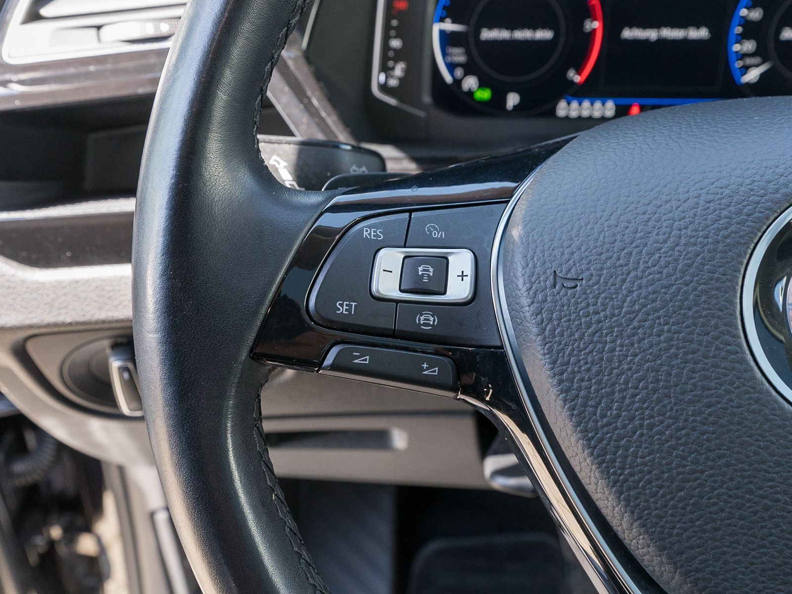 Fahrzeugabbildung Volkswagen Touran Highline 2.0TDI DSG LED Navi Pano AHK 7-S