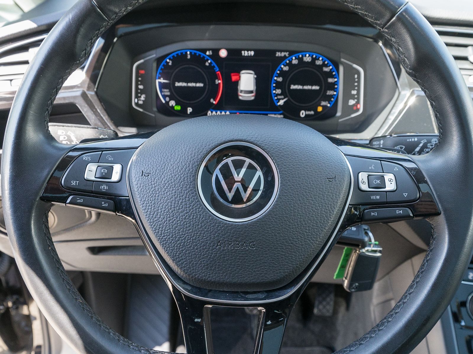 Fahrzeugabbildung Volkswagen Touran Highline 2.0TDI DSG LED Navi Pano AHK 7-S