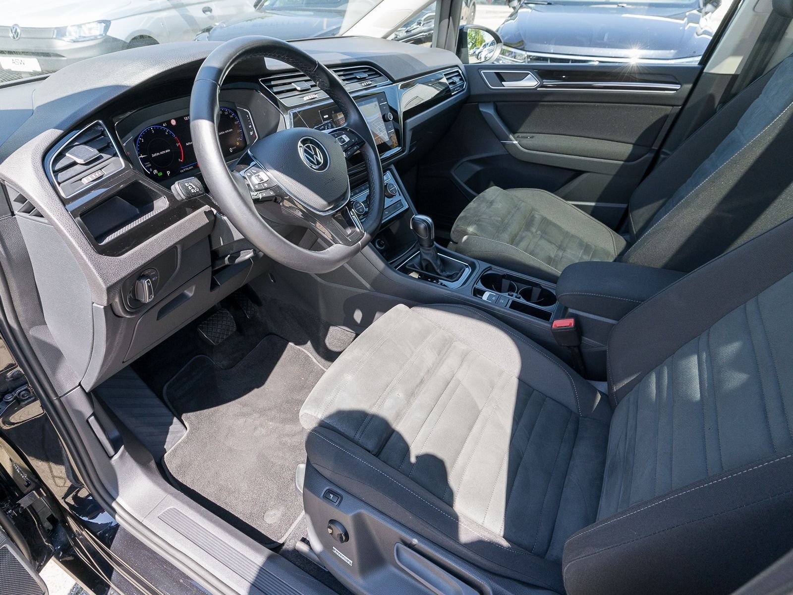 Fahrzeugabbildung Volkswagen Touran Highline 2.0TDI DSG LED Navi Pano AHK 7-S