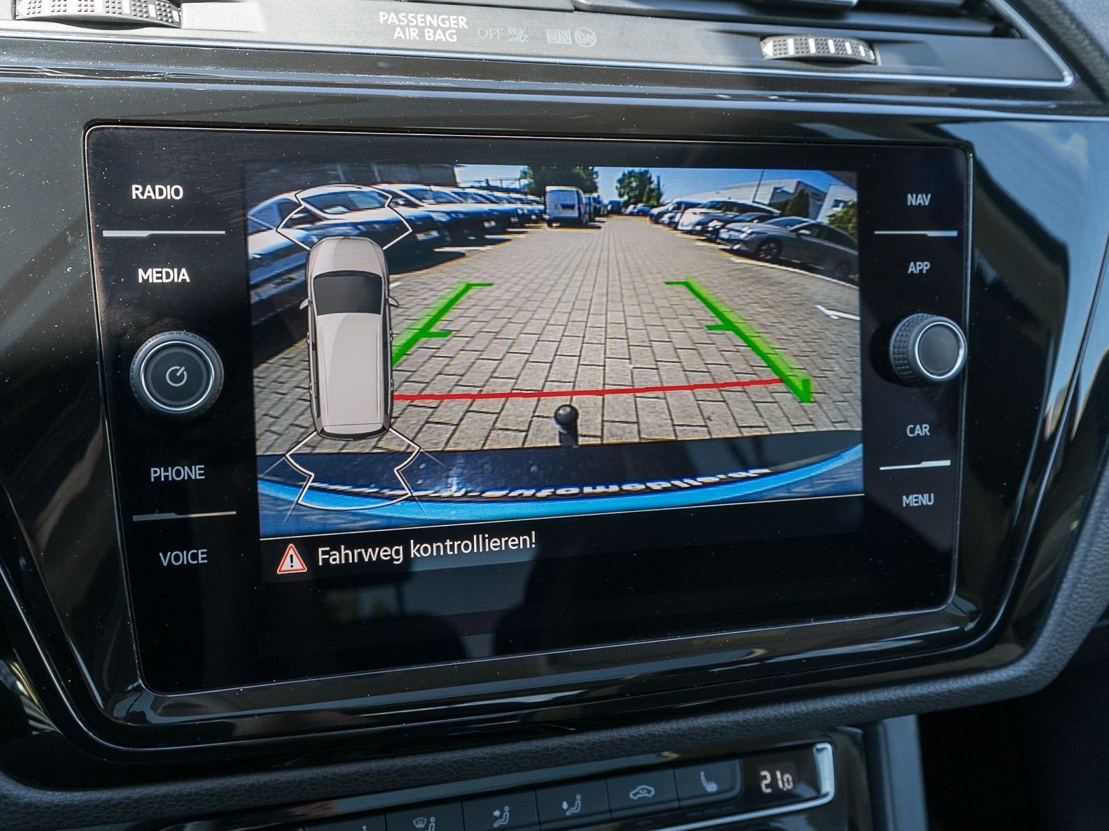 Fahrzeugabbildung Volkswagen Touran Highline 2.0TDI DSG LED Navi Pano AHK 7-S