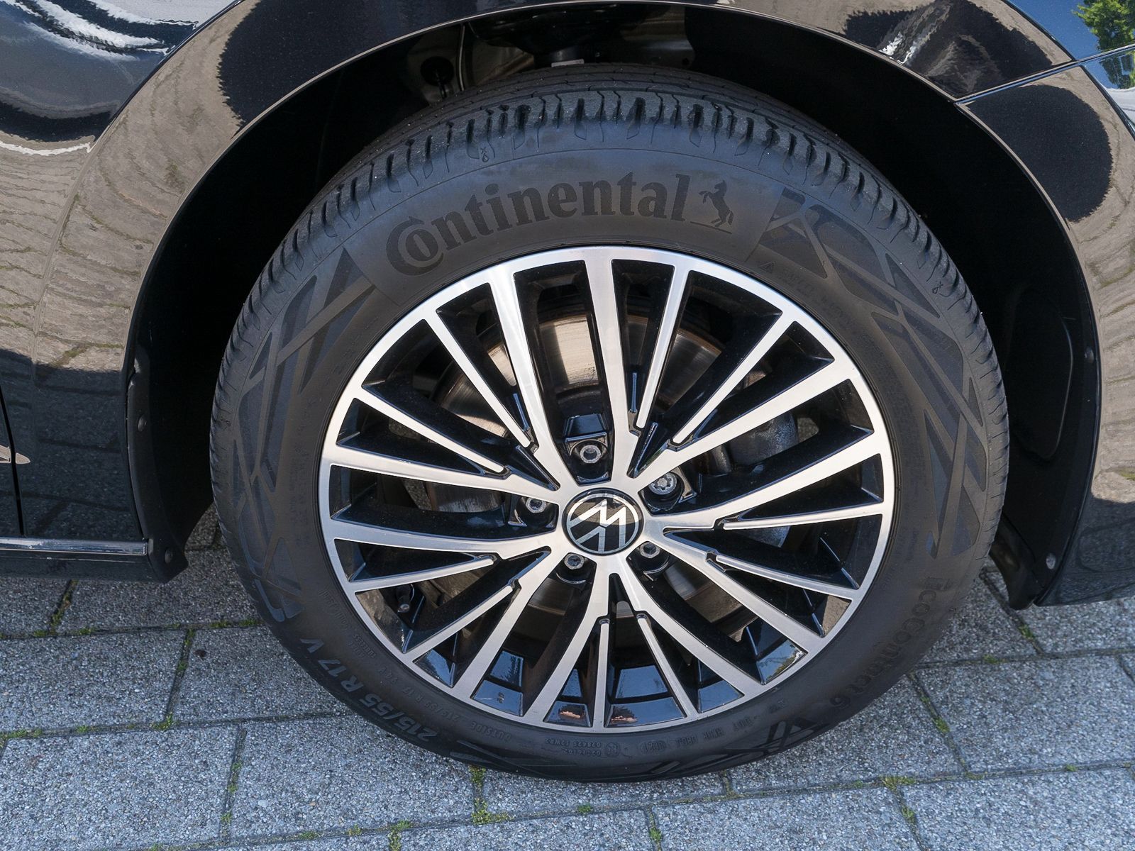 Fahrzeugabbildung Volkswagen Touran Highline 2.0TDI DSG LED Navi Pano AHK 7-S