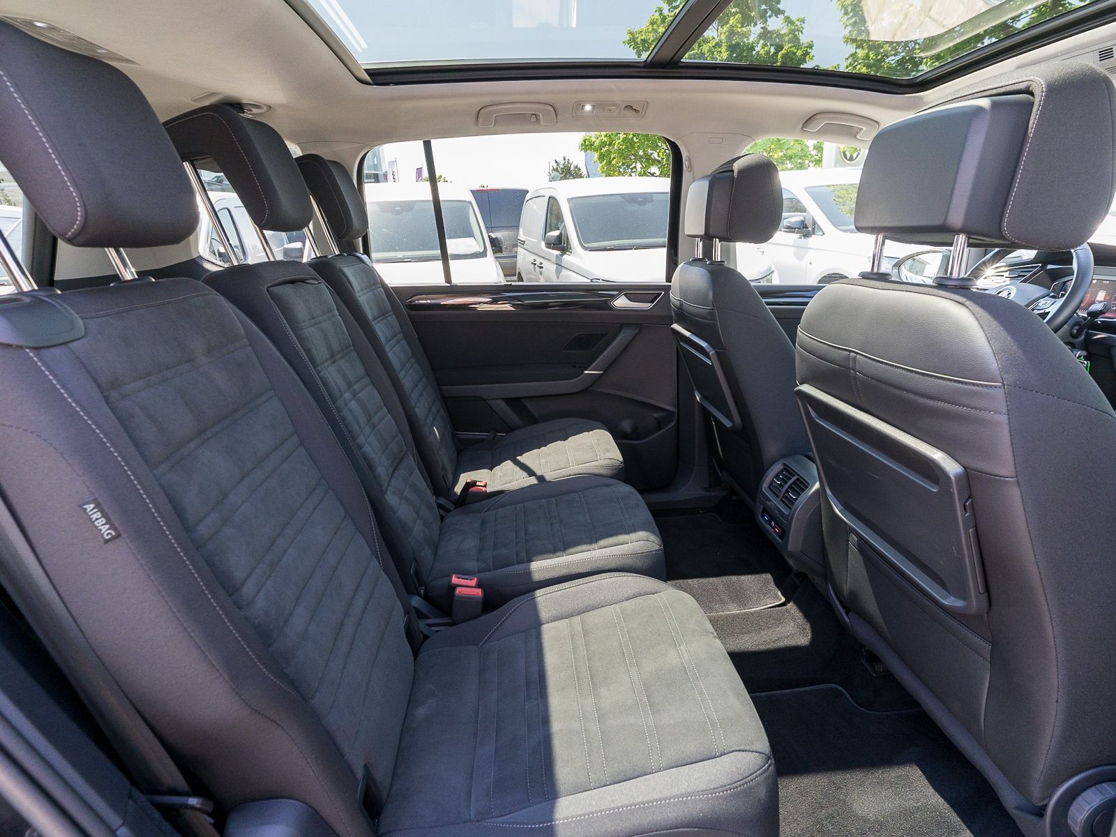 Fahrzeugabbildung Volkswagen Touran Highline 2.0TDI DSG LED Navi Pano AHK 7-S