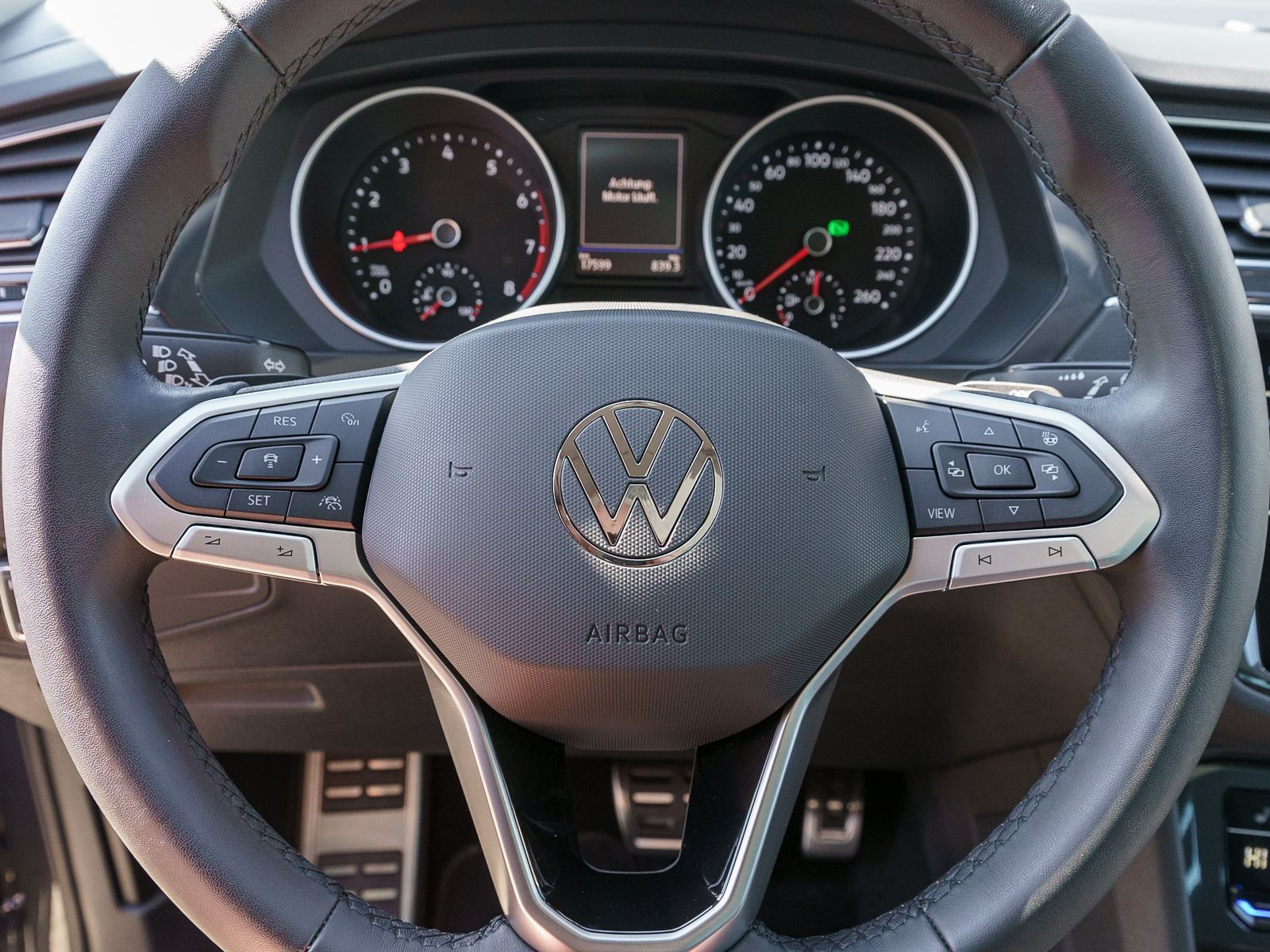 Fahrzeugabbildung Volkswagen Tiguan Move 1,5TSI DSG Navi LED Standhz PANO AHK