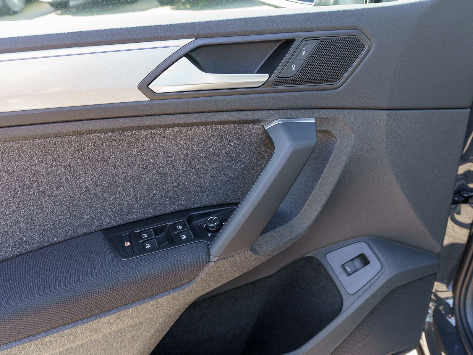 Fahrzeugabbildung Volkswagen Tiguan Move 1,5TSI DSG Navi LED Standhz PANO AHK
