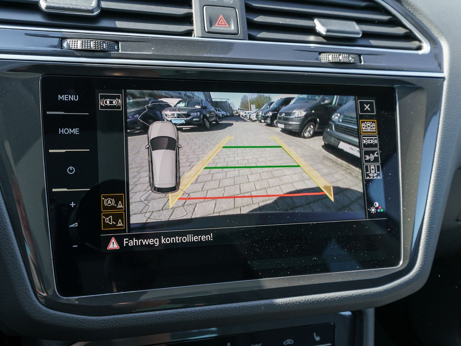 Fahrzeugabbildung Volkswagen Tiguan Move 1,5TSI DSG Navi LED Standhz PANO AHK