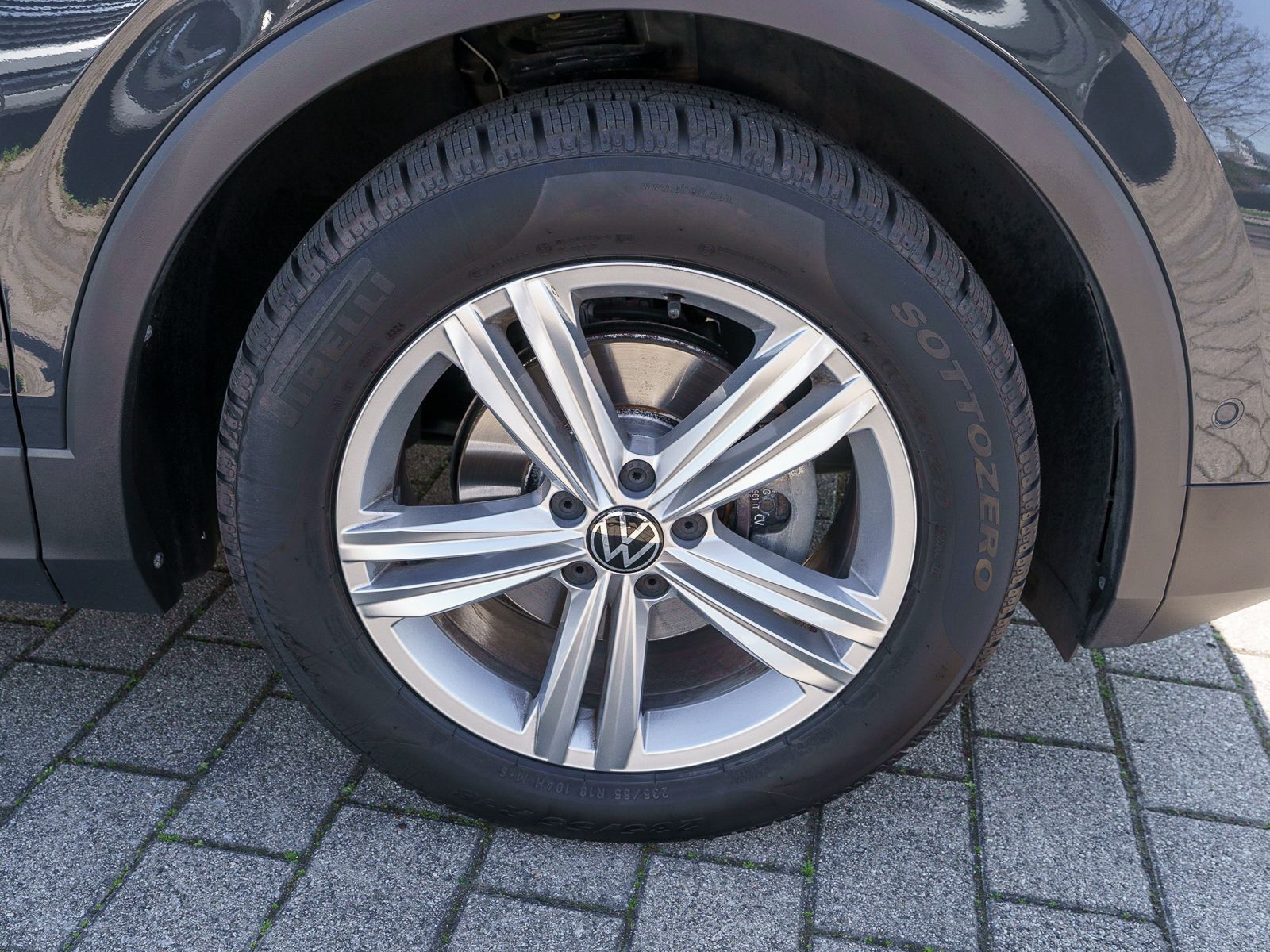 Fahrzeugabbildung Volkswagen Tiguan Move 1,5TSI DSG Navi LED Standhz PANO AHK