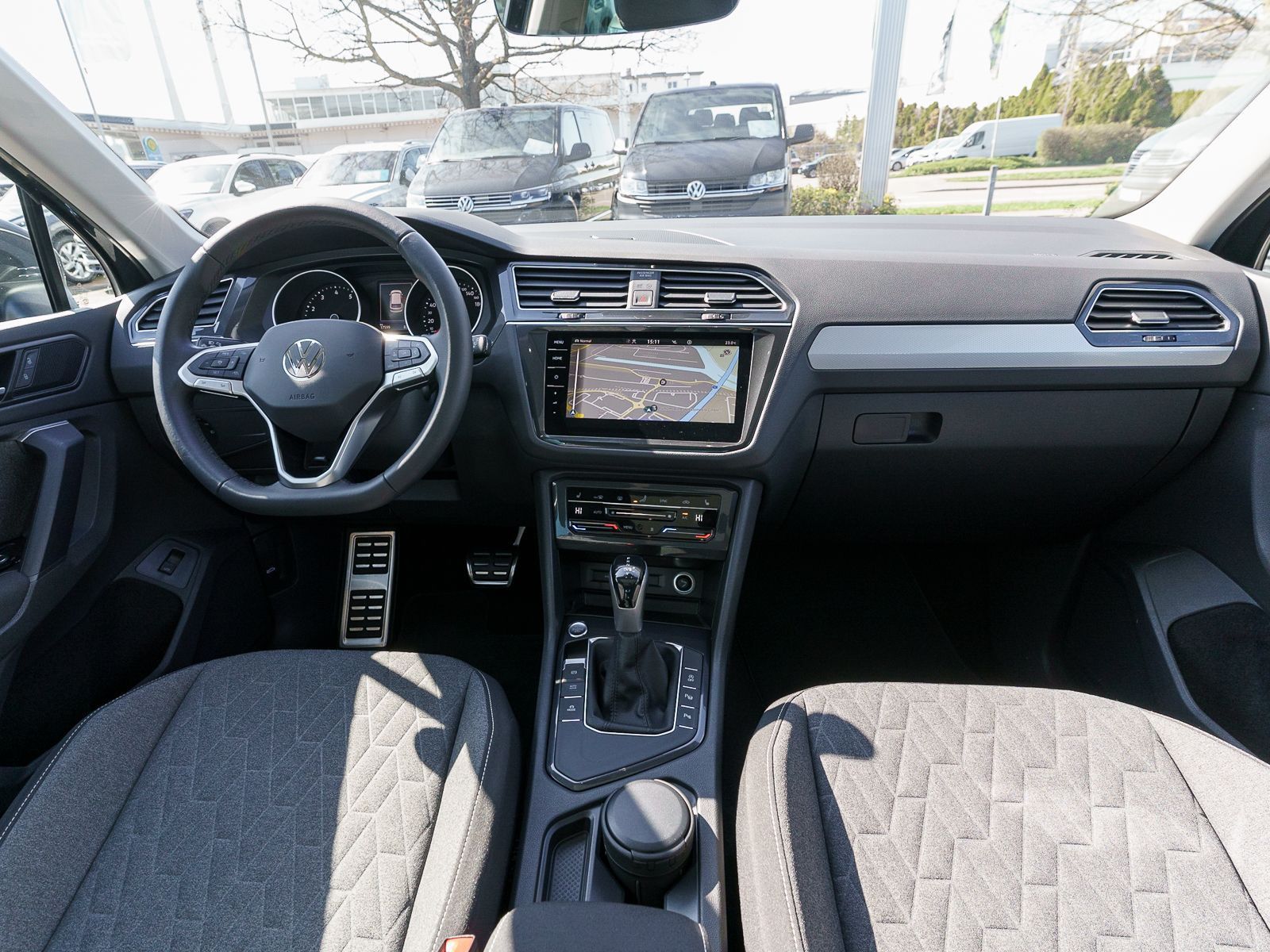 Fahrzeugabbildung Volkswagen Tiguan Move 1,5TSI DSG Navi LED Standhz PANO AHK