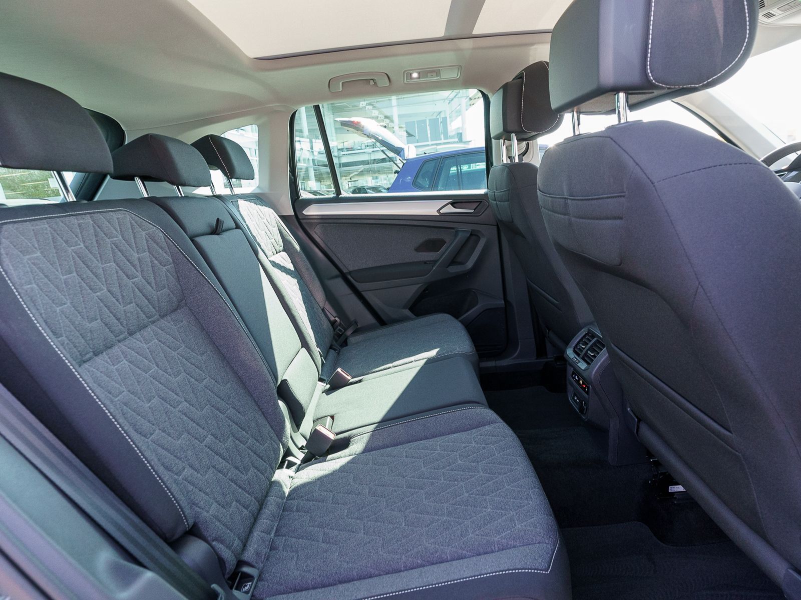 Fahrzeugabbildung Volkswagen Tiguan Move 1,5TSI DSG Navi LED Standhz PANO AHK