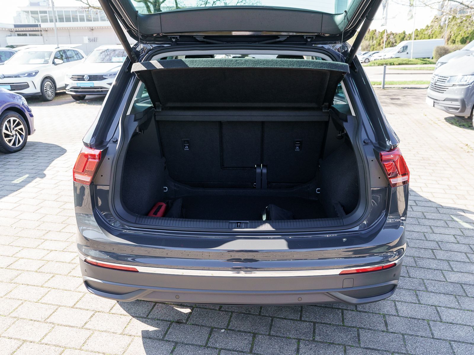 Fahrzeugabbildung Volkswagen Tiguan Move 1,5TSI DSG Navi LED Standhz PANO AHK