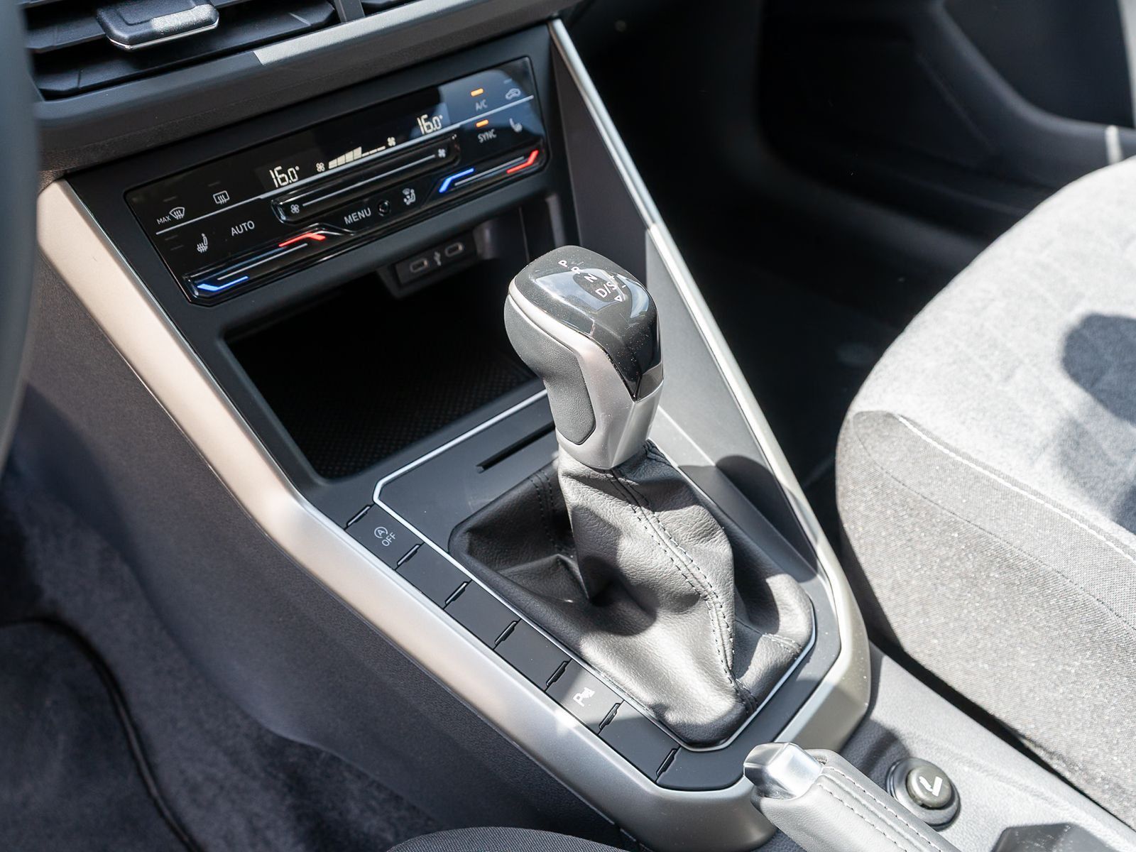 Fahrzeugabbildung Volkswagen Polo Move 1.0 TSI DSG Navi LED ACC RFK AHK