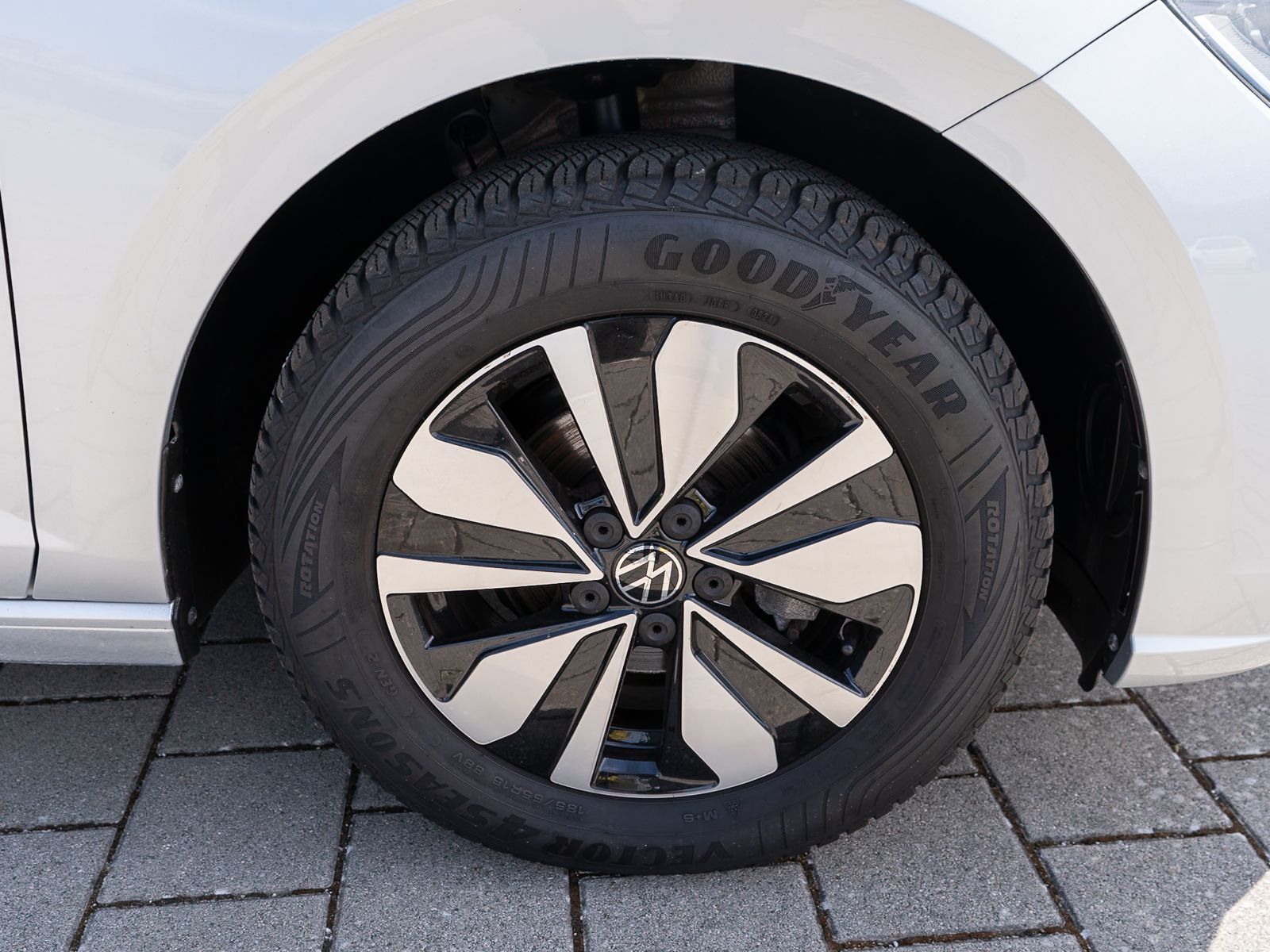 Fahrzeugabbildung Volkswagen Polo Move 1.0 TSI DSG Navi LED ACC RFK AHK
