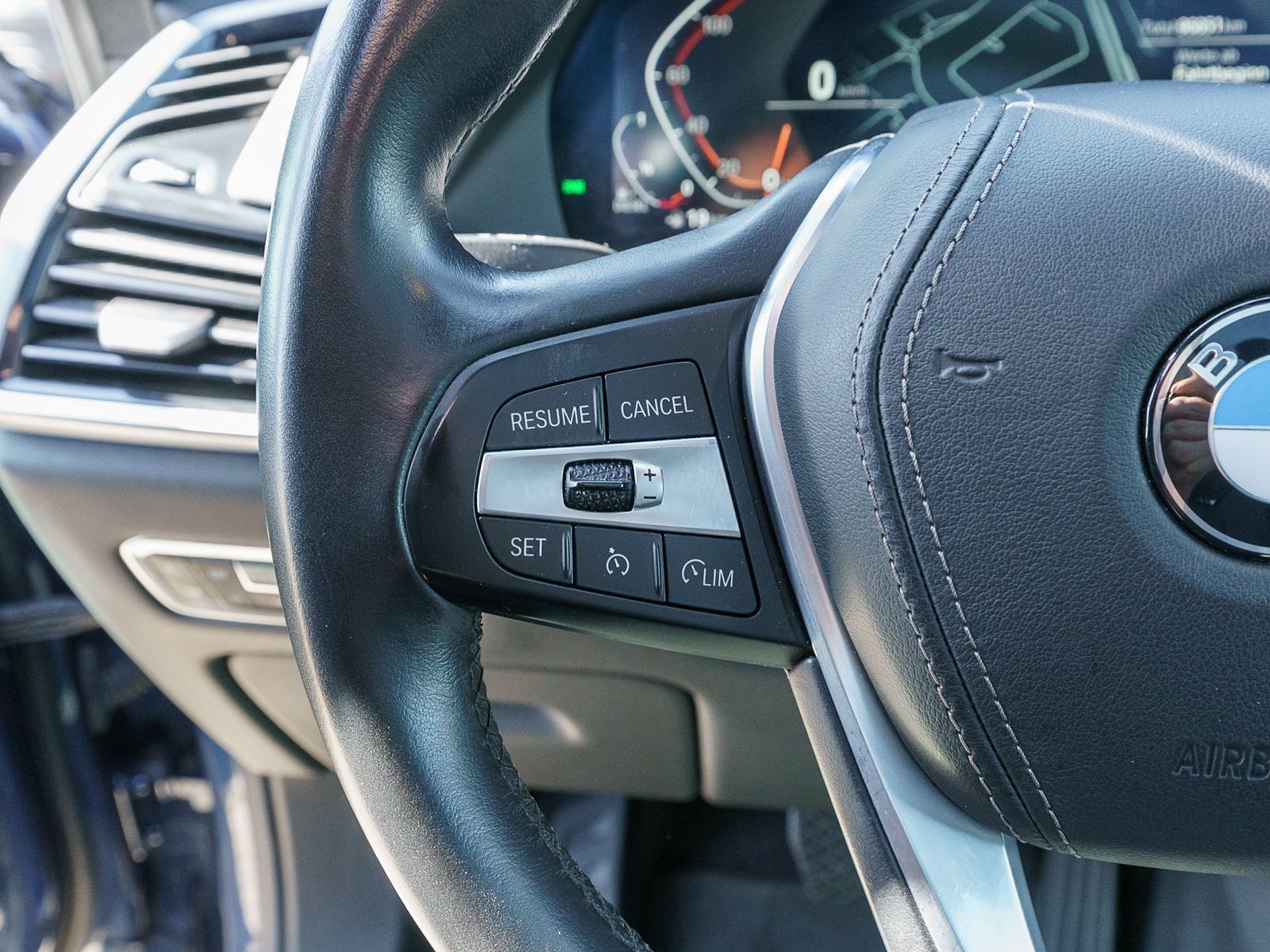 Fahrzeugabbildung BMW X5 xDrive 30d Automatik LED Navi HUD LEDER Pano