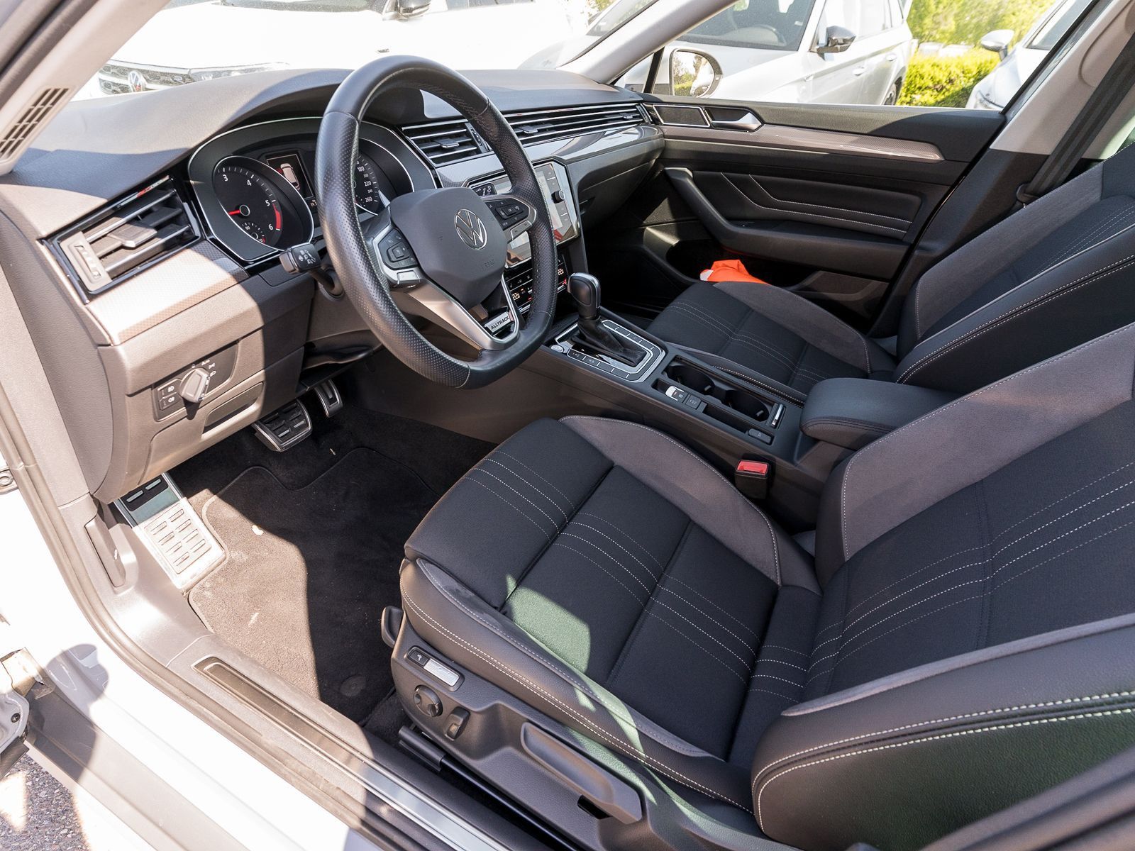 Fahrzeugabbildung Volkswagen Passat Alltrack 2,0 TDI 4M DSG LED NAVI AHK RFK