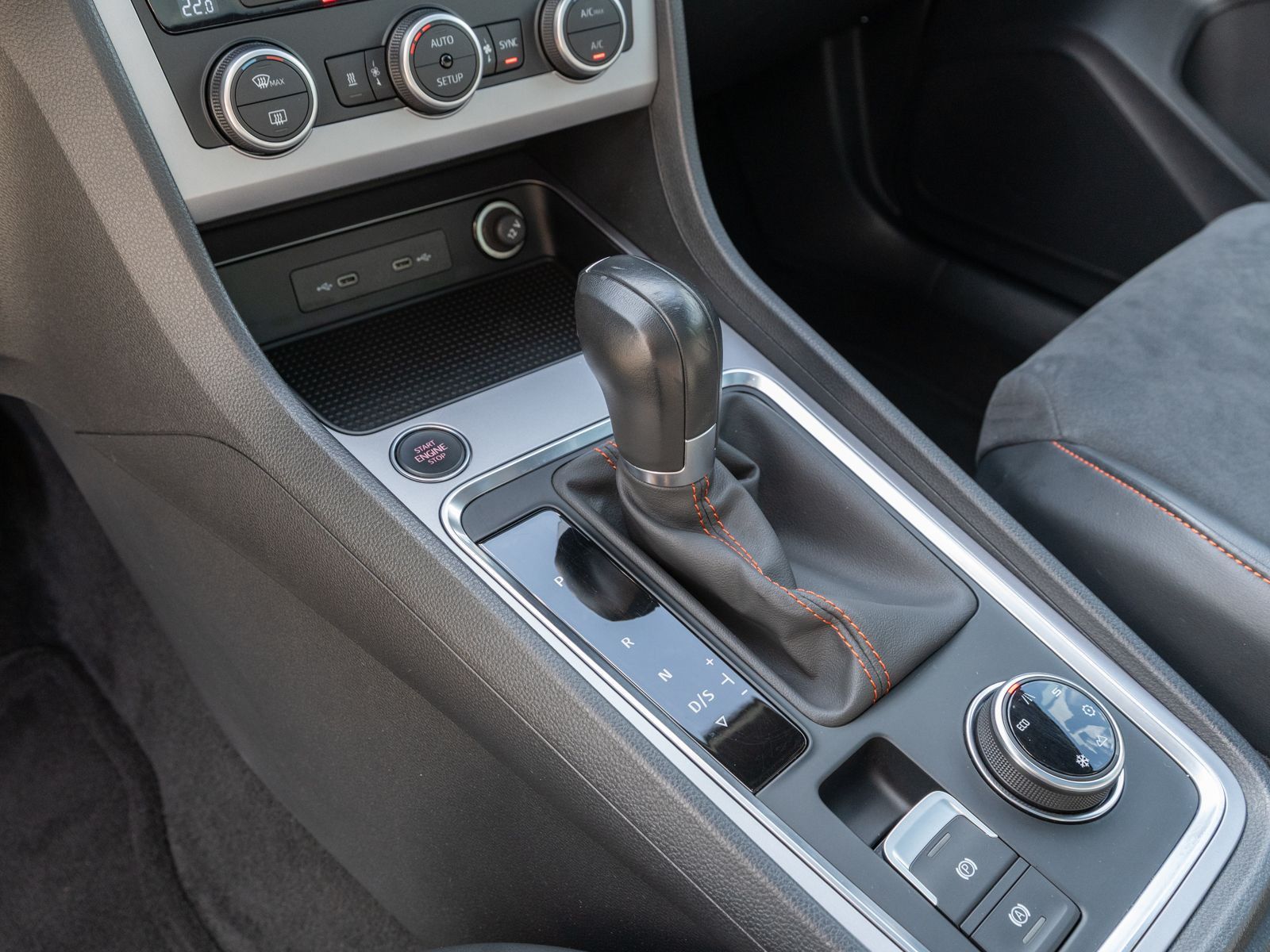 Fahrzeugabbildung SEAT Ateca FR 2.0TSI 4Drive DSG Navi RFK PANO Stdhzg
