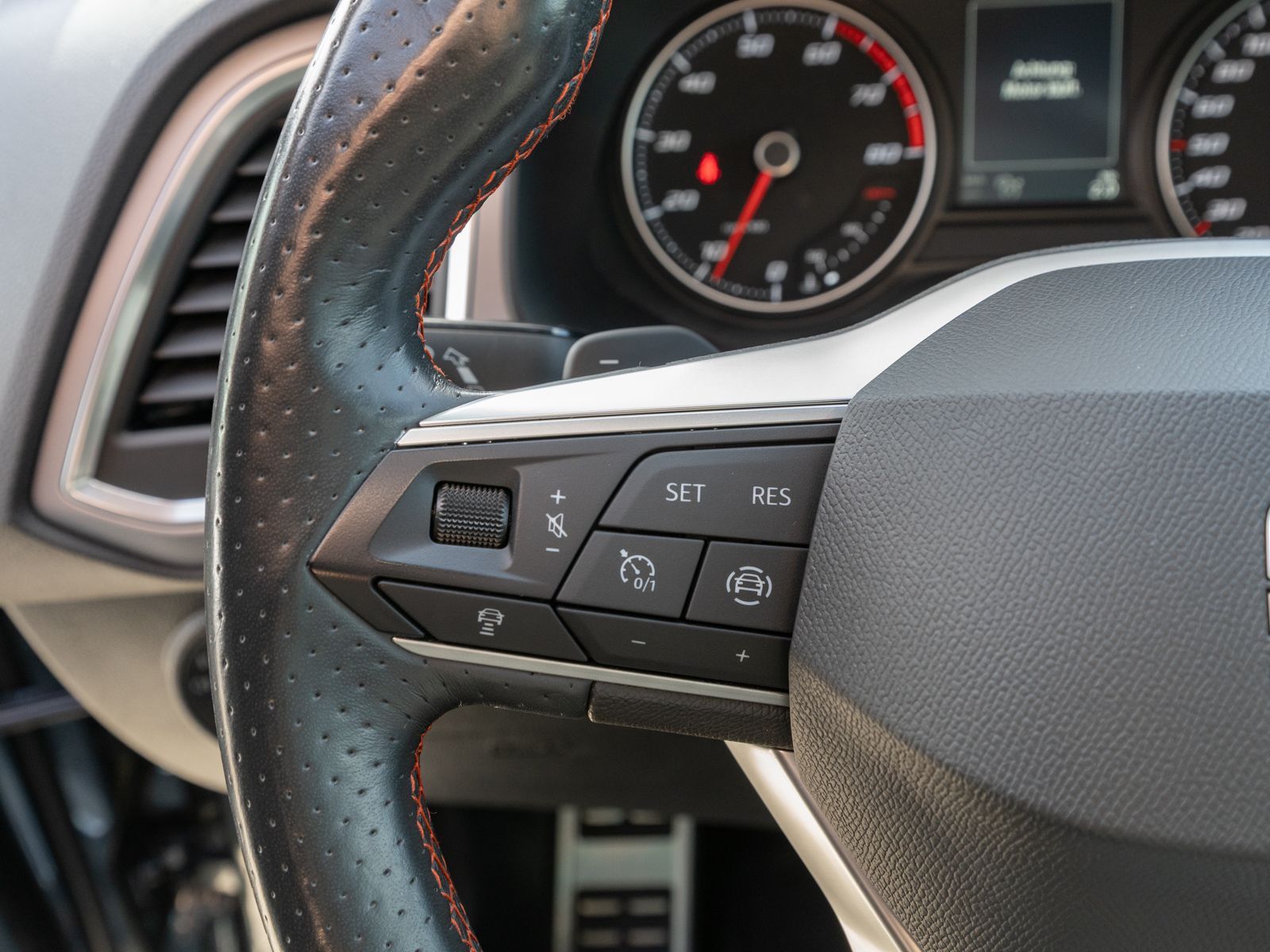 Fahrzeugabbildung SEAT Ateca FR 2.0TSI 4Drive DSG Navi RFK PANO Stdhzg