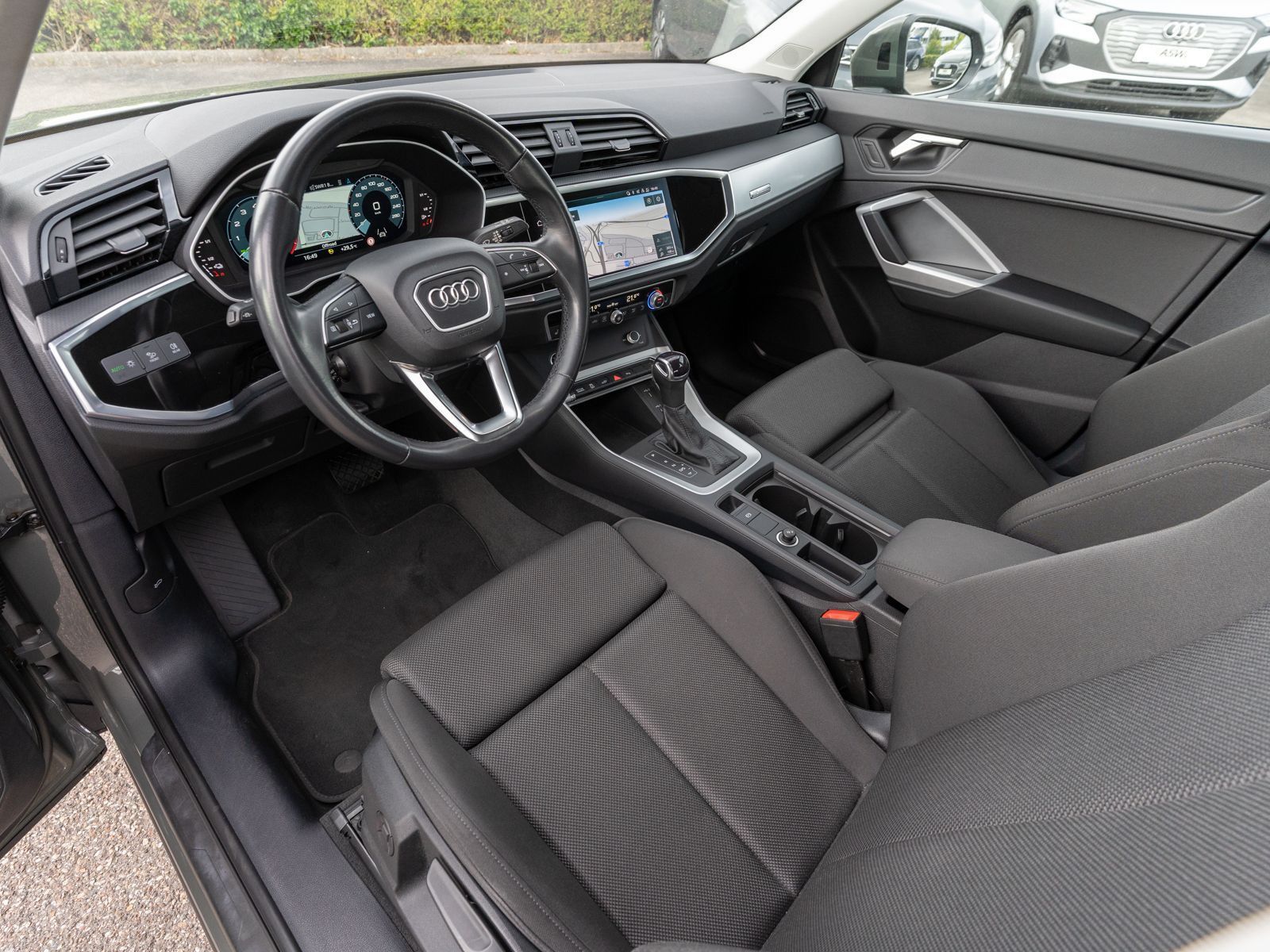 Fahrzeugabbildung Audi Q3 45TFSI e Stronic NAVI LED RFK ACC VC SHZ