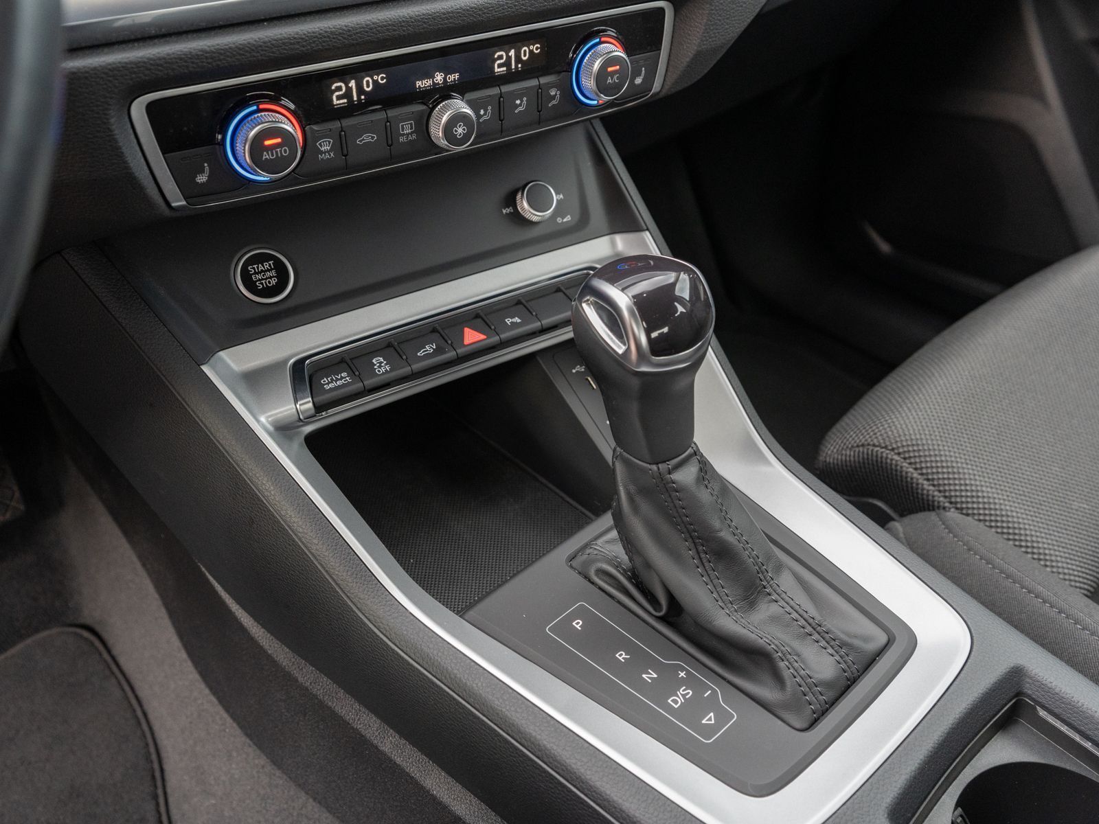 Fahrzeugabbildung Audi Q3 45TFSI e Stronic NAVI LED RFK ACC VC SHZ