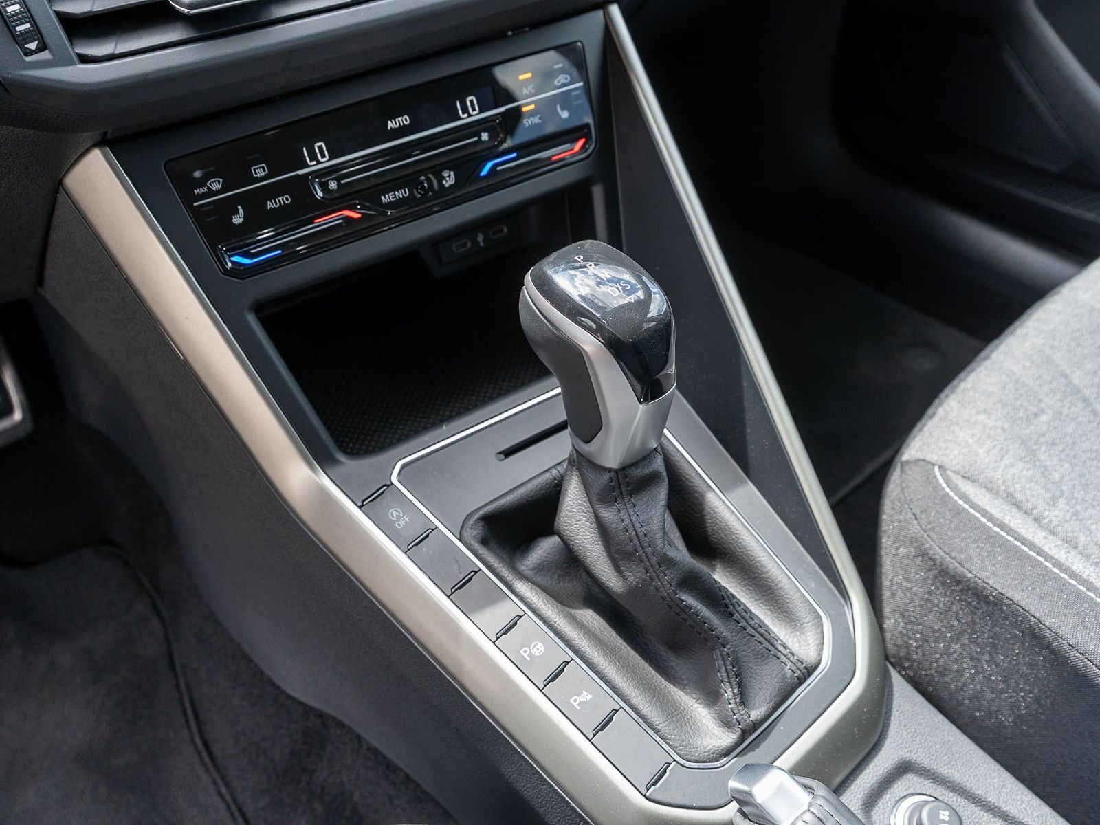 Fahrzeugabbildung Volkswagen Taigo MOVE 1.5 TSI DSG Navi LED VC RFK AHK