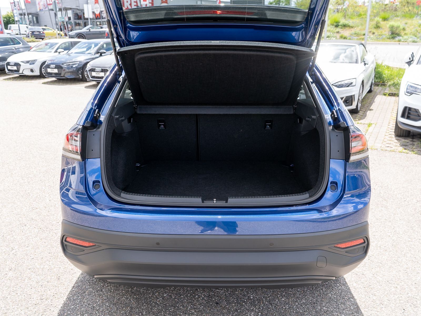 Fahrzeugabbildung Volkswagen Taigo MOVE 1.5 TSI DSG Navi LED VC RFK AHK