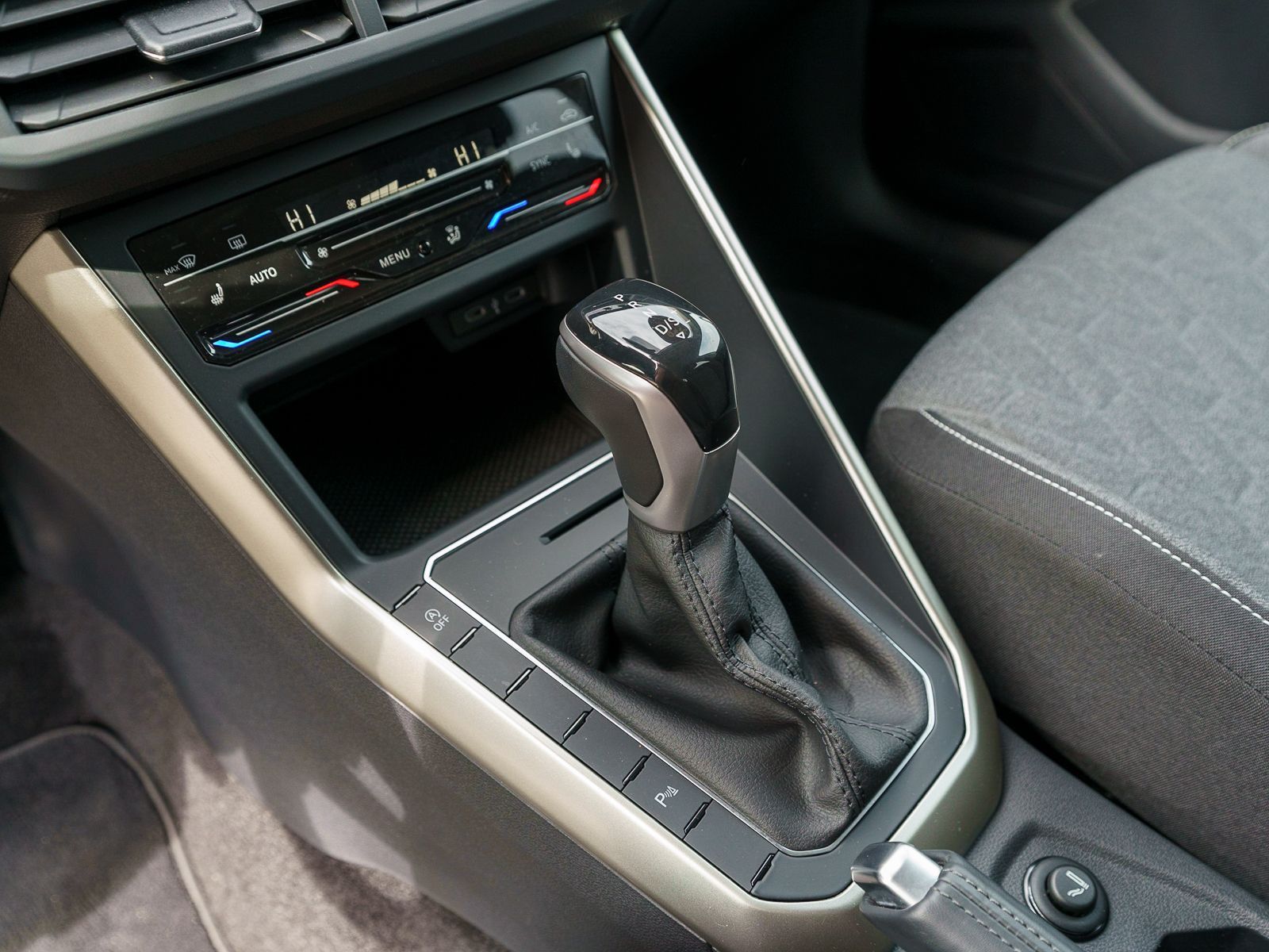 Fahrzeugabbildung Volkswagen Polo MOVE 1.0 TSI DSG Navi LED RFK ACC AHK