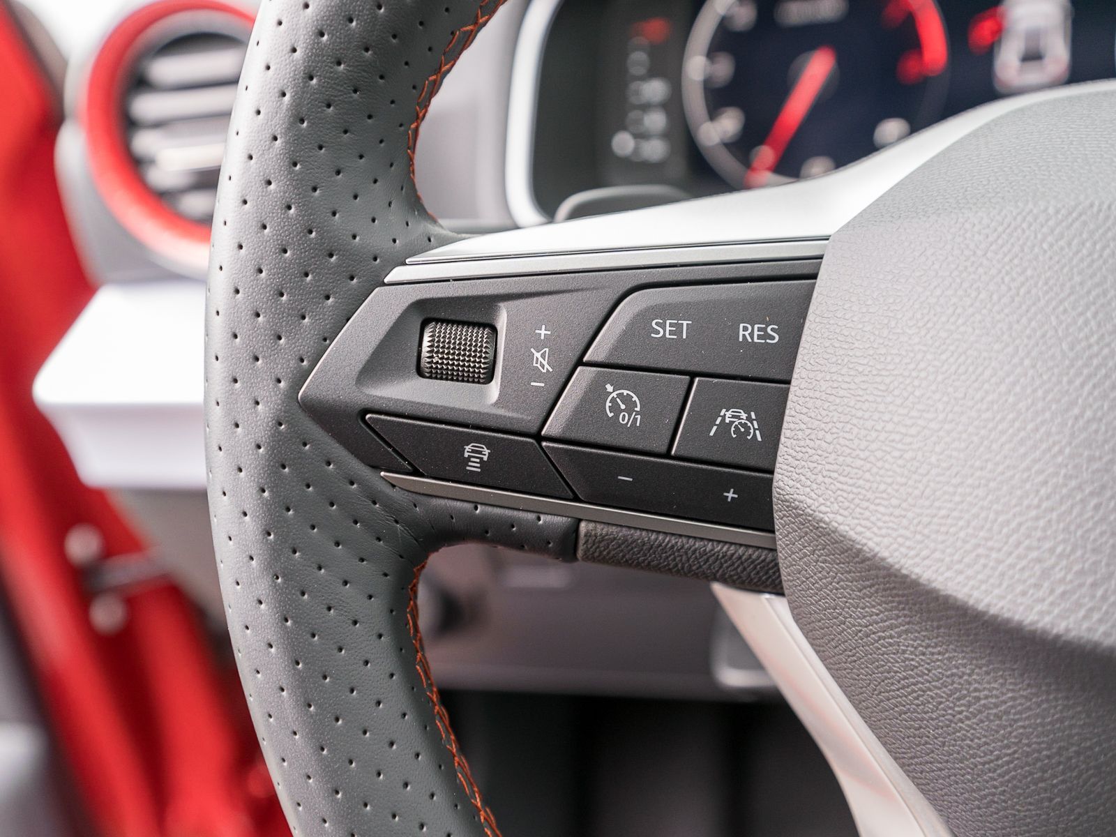 Fahrzeugabbildung SEAT Ibiza FR 1,0TSI DSG Dinamica LED RFK PANO ACC VC
