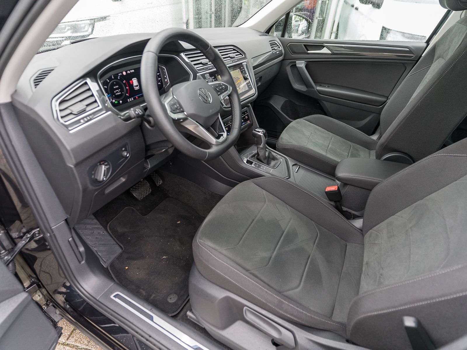 Fahrzeugabbildung Volkswagen Tiguan Elegance 1.5 TSI DSG LED NAVI HUD RFK AHK