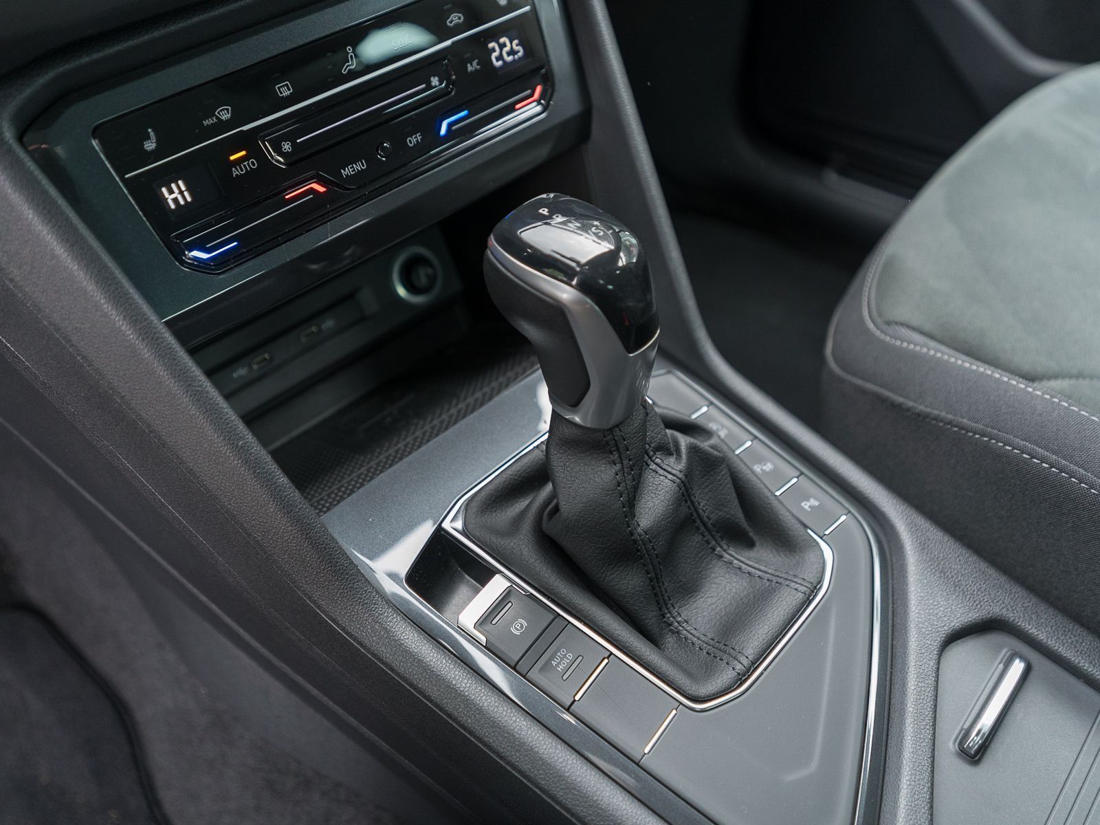Fahrzeugabbildung Volkswagen Tiguan Elegance 1.5 TSI DSG LED NAVI HUD RFK AHK