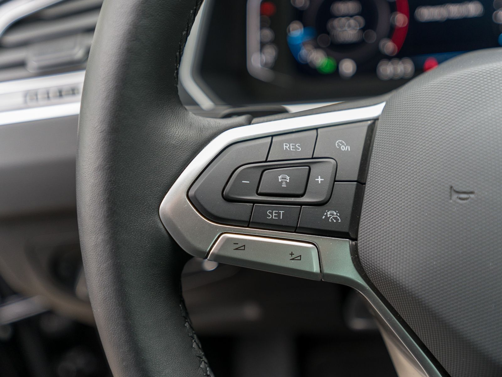 Fahrzeugabbildung Volkswagen Tiguan Elegance 1.5 TSI DSG LED NAVI HUD RFK AHK
