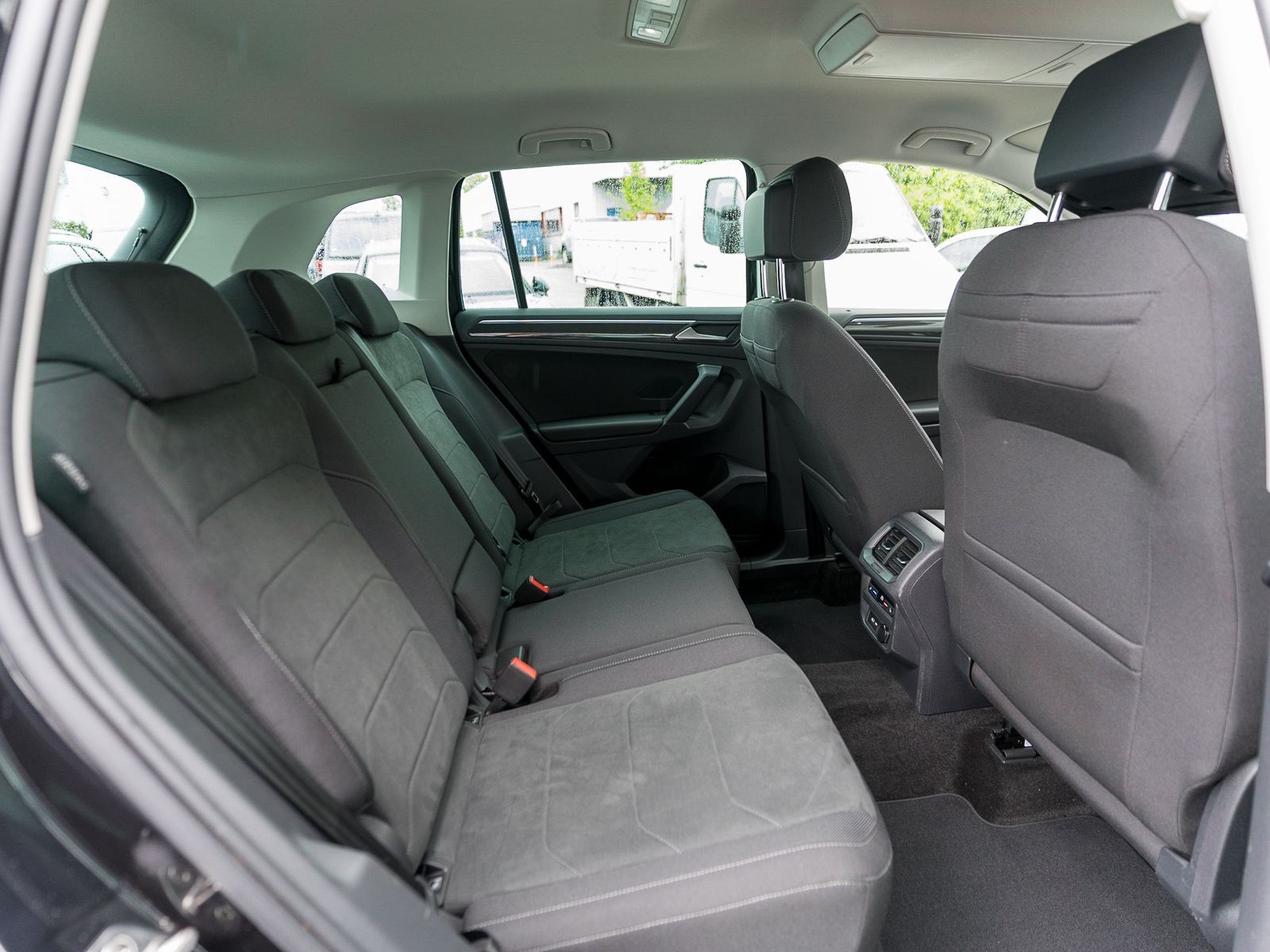 Fahrzeugabbildung Volkswagen Tiguan Elegance 1.5 TSI DSG LED NAVI HUD RFK AHK