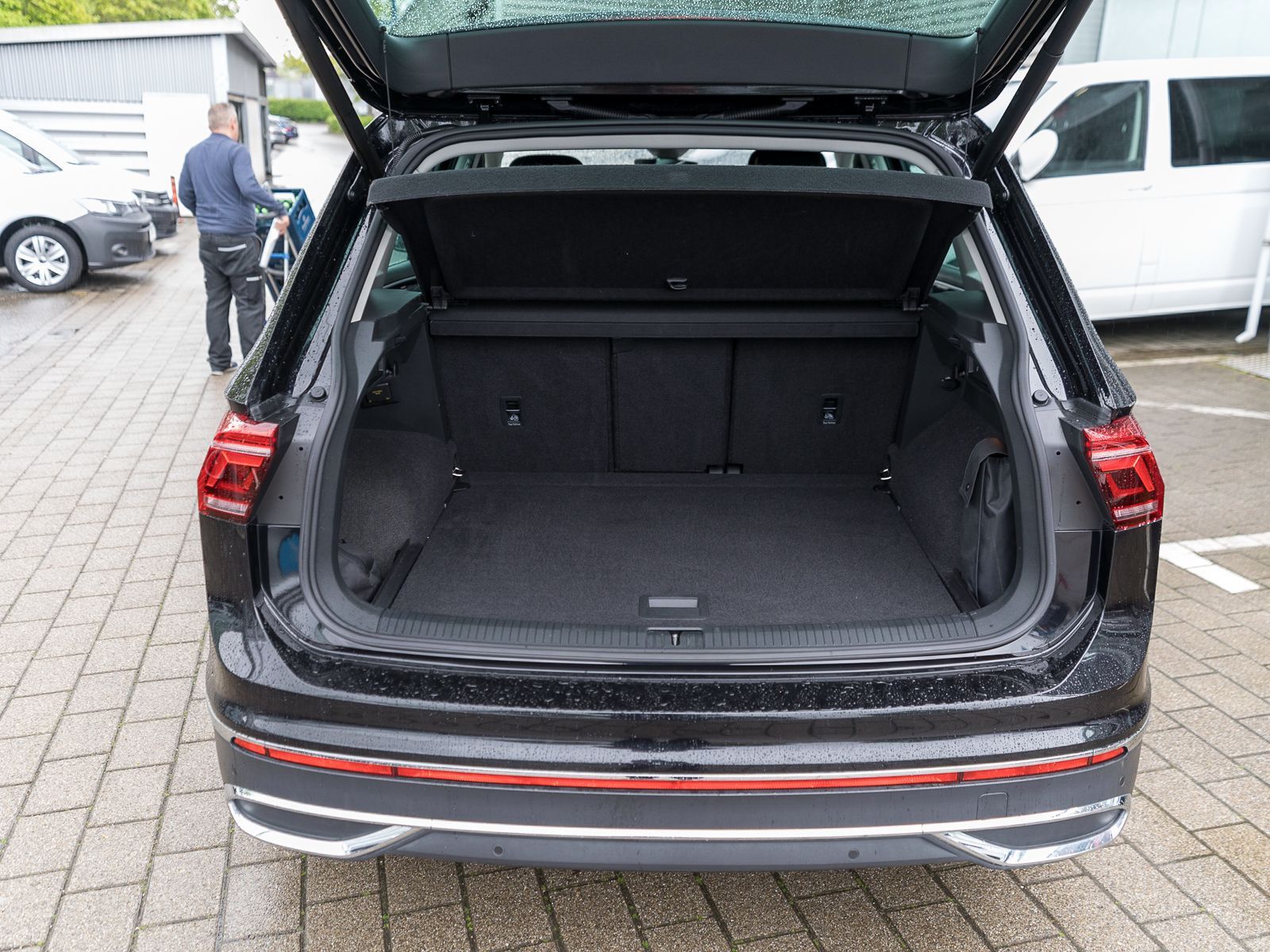 Fahrzeugabbildung Volkswagen Tiguan Elegance 1.5 TSI DSG LED NAVI HUD RFK AHK