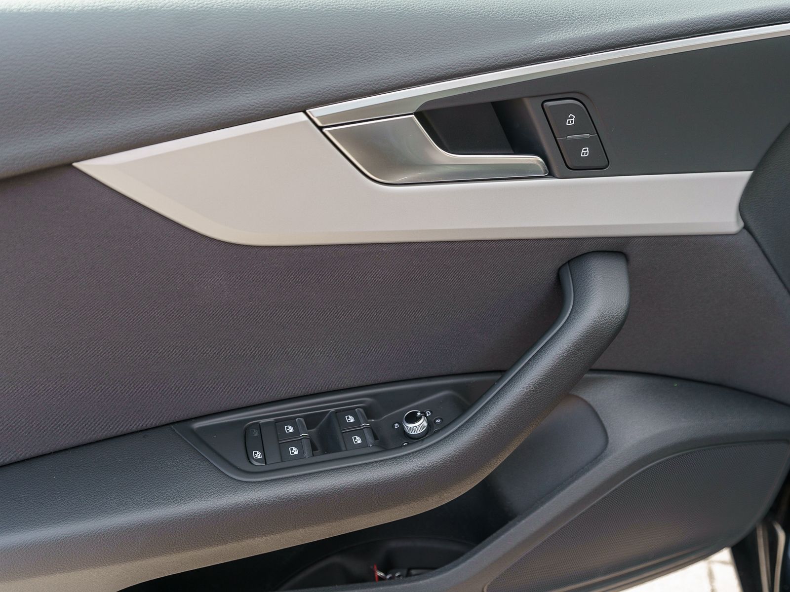 Fahrzeugabbildung Audi A4 Avant 30TDI Stronic LED Navi RFK ACC VC
