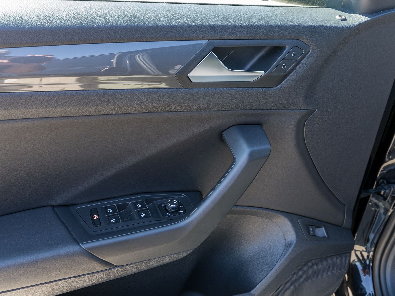 Fahrzeugabbildung Volkswagen T-Roc R-Line 1.5TSI LED RFK ACC SHZ AID beats