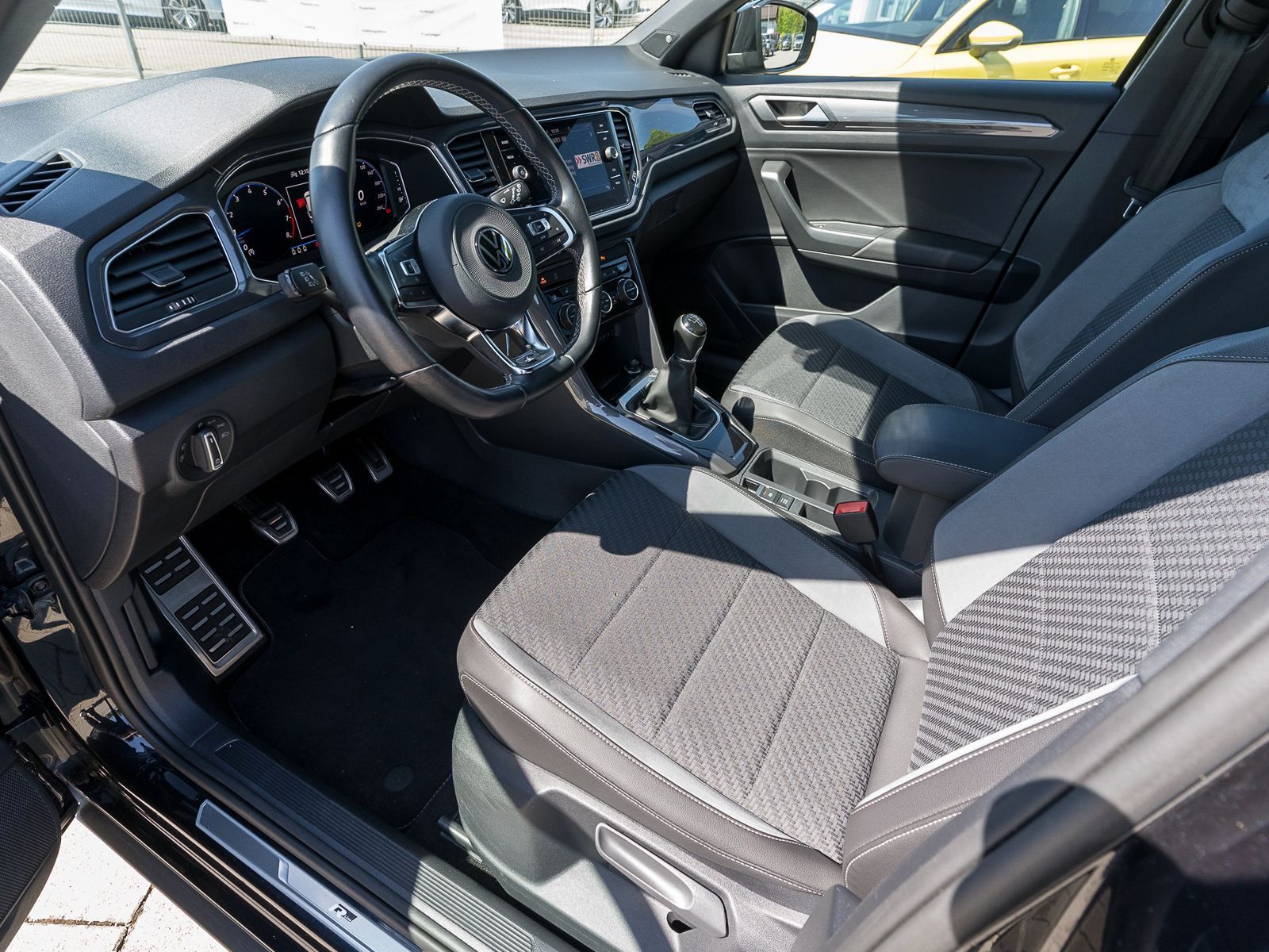 Fahrzeugabbildung Volkswagen T-Roc R-Line 1.5TSI LED RFK ACC SHZ AID beats