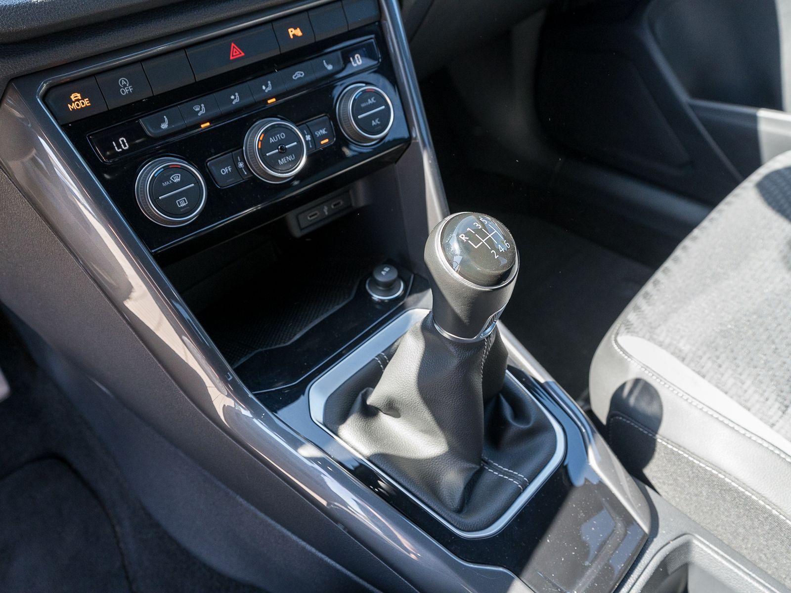 Fahrzeugabbildung Volkswagen T-Roc R-Line 1.5TSI LED RFK ACC SHZ AID beats