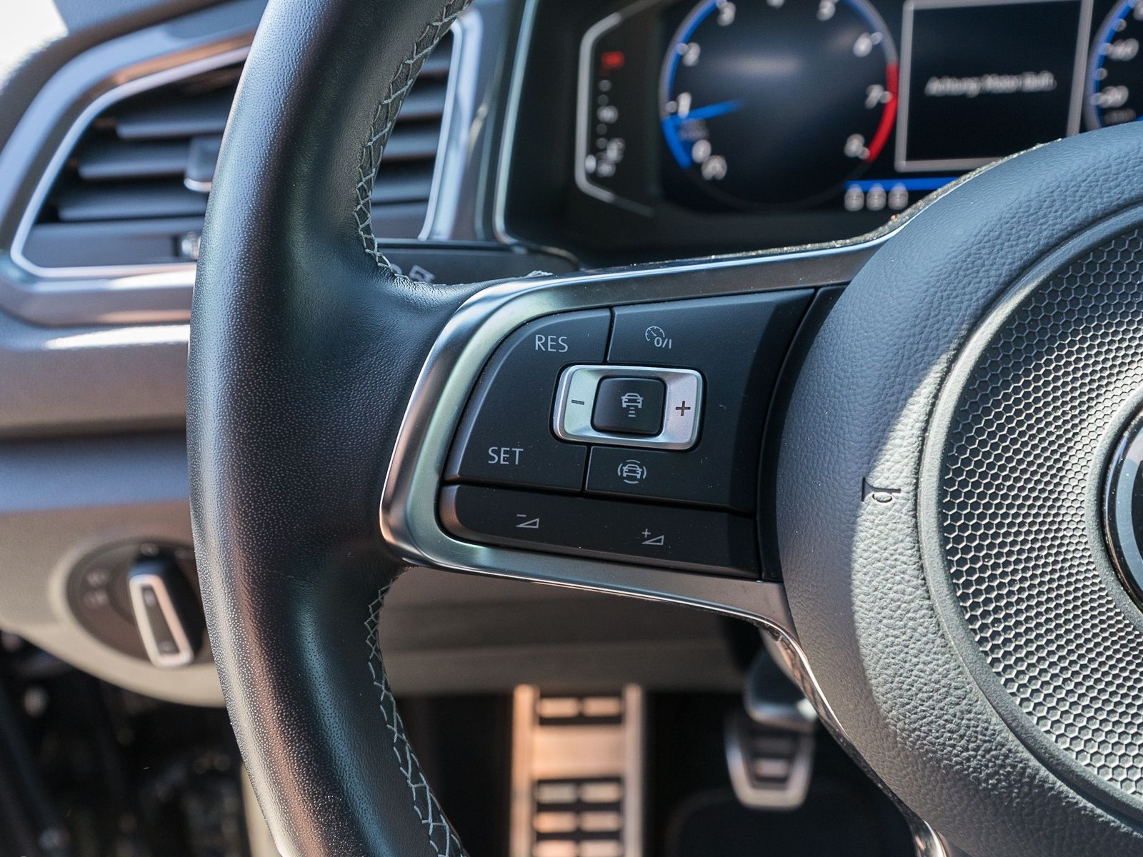 Fahrzeugabbildung Volkswagen T-Roc R-Line 1.5TSI LED RFK ACC SHZ AID beats