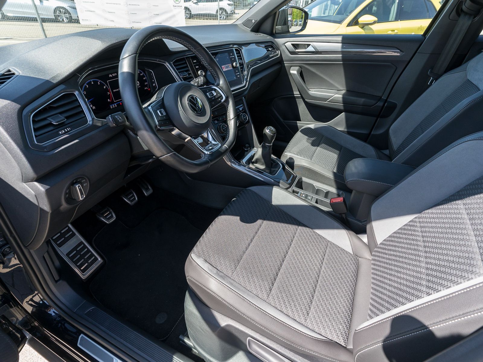 Fahrzeugabbildung Volkswagen T-Roc R-Line 1.5TSI LED RFK ACC SHZ AID beats