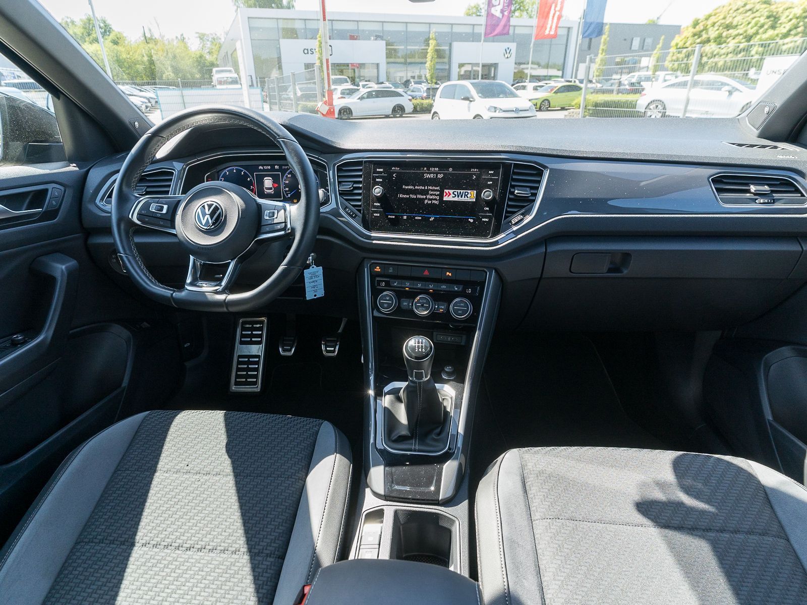 Fahrzeugabbildung Volkswagen T-Roc R-Line 1.5TSI LED RFK ACC SHZ AID beats