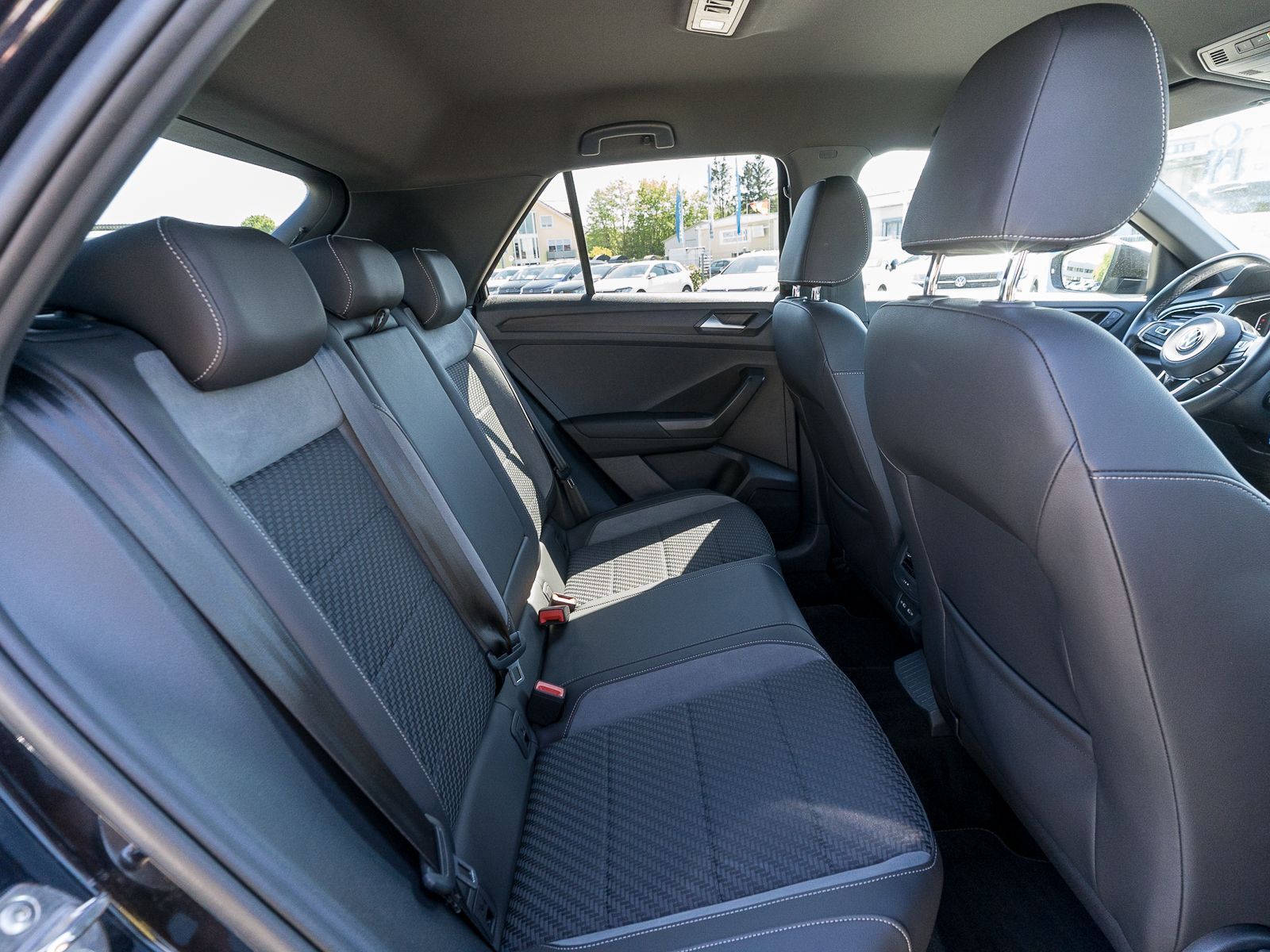 Fahrzeugabbildung Volkswagen T-Roc R-Line 1.5TSI LED RFK ACC SHZ AID beats