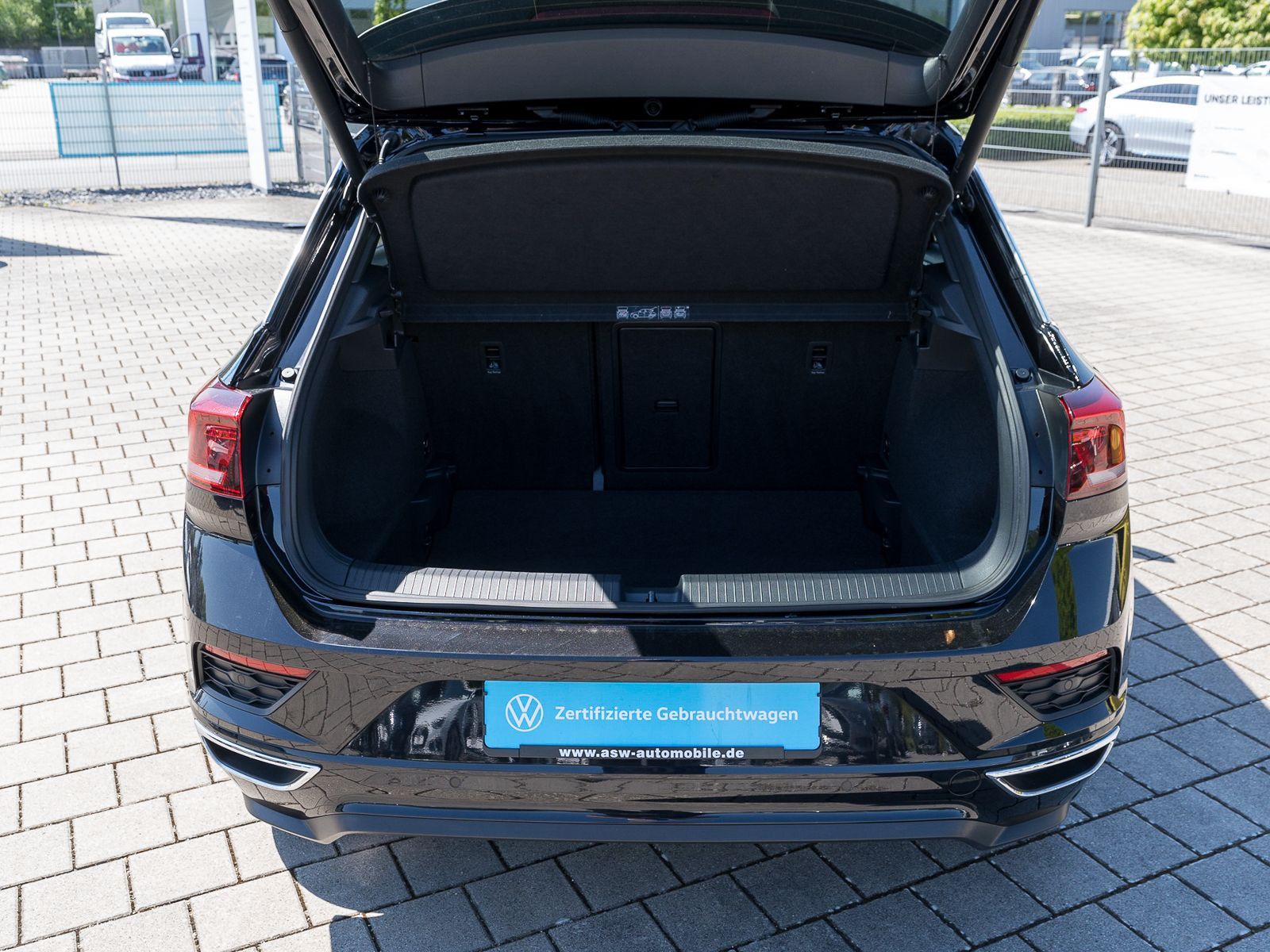 Fahrzeugabbildung Volkswagen T-Roc R-Line 1.5TSI LED RFK ACC SHZ AID beats