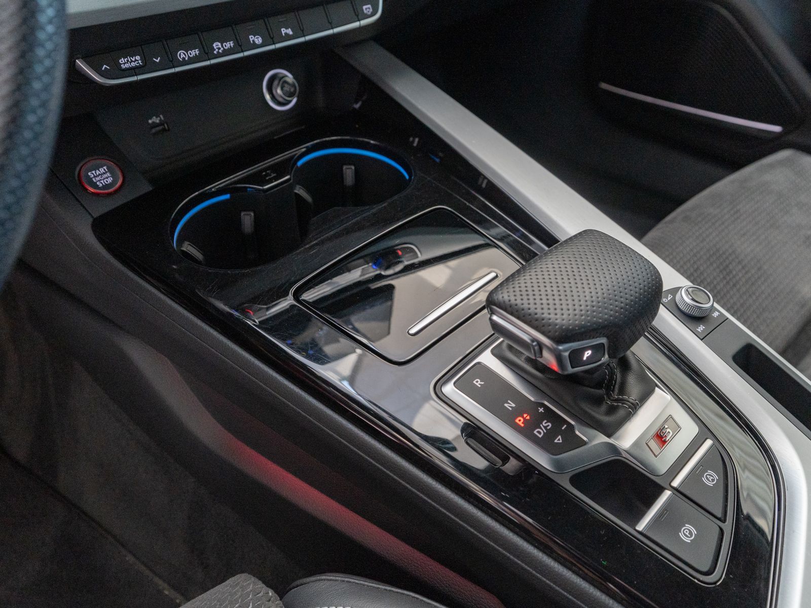 Fahrzeugabbildung Audi S4 Avant 3.0TDI quattro NAVI MATRIX PANO B&O AHK
