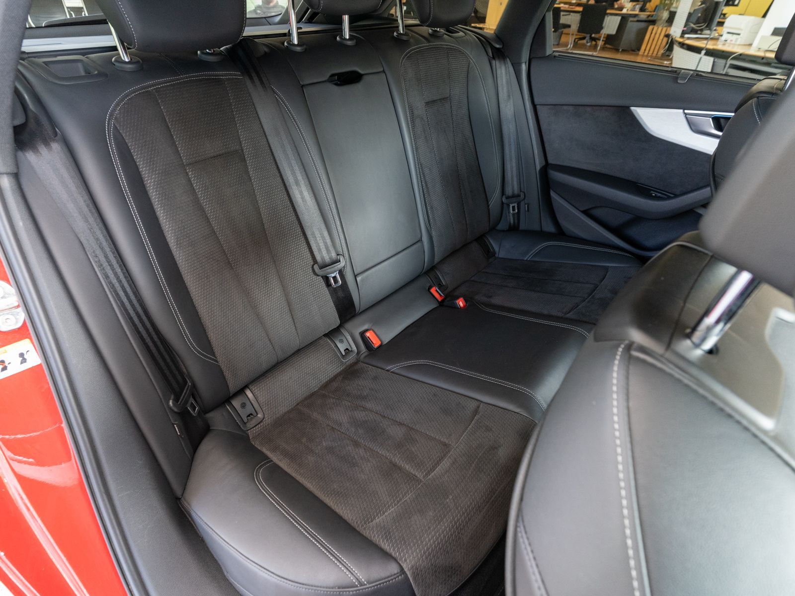 Fahrzeugabbildung Audi S4 Avant 3.0TDI quattro NAVI MATRIX PANO B&O AHK