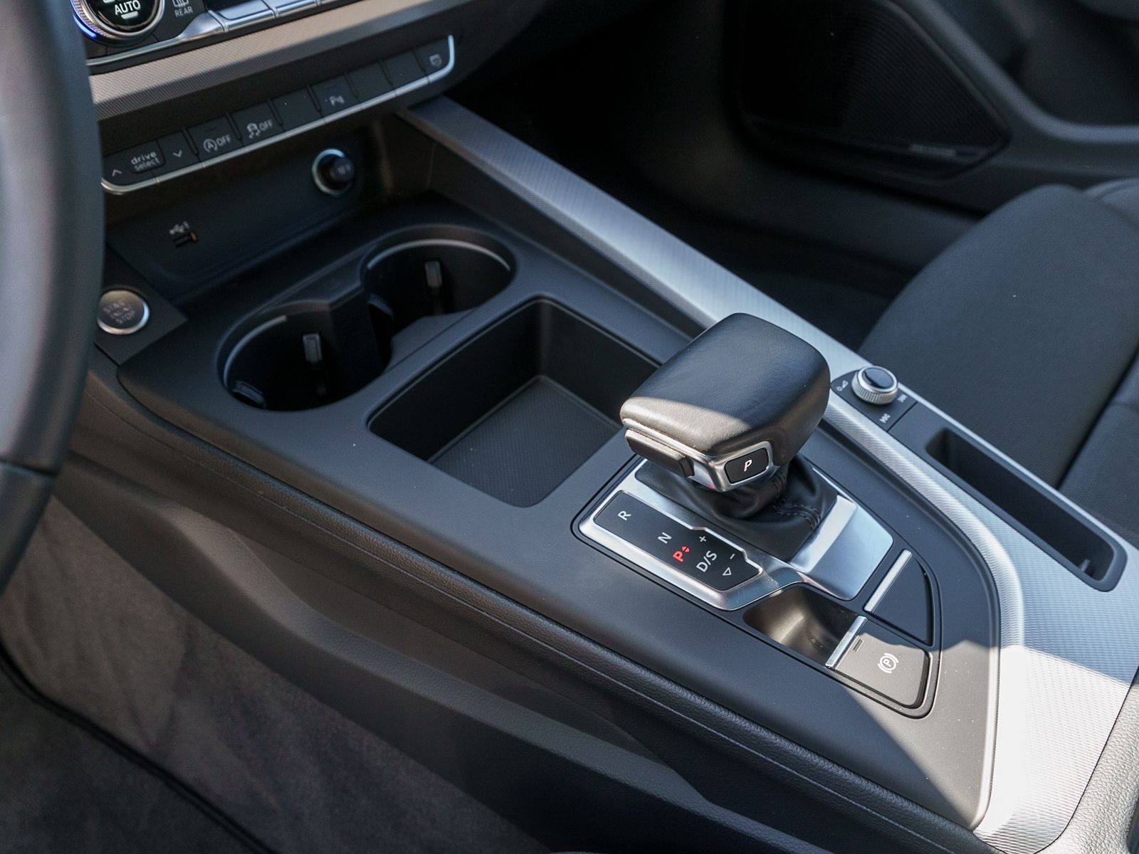 Fahrzeugabbildung Audi A4 Avant S line 40TDI Stronic LED Navi RFK B&O