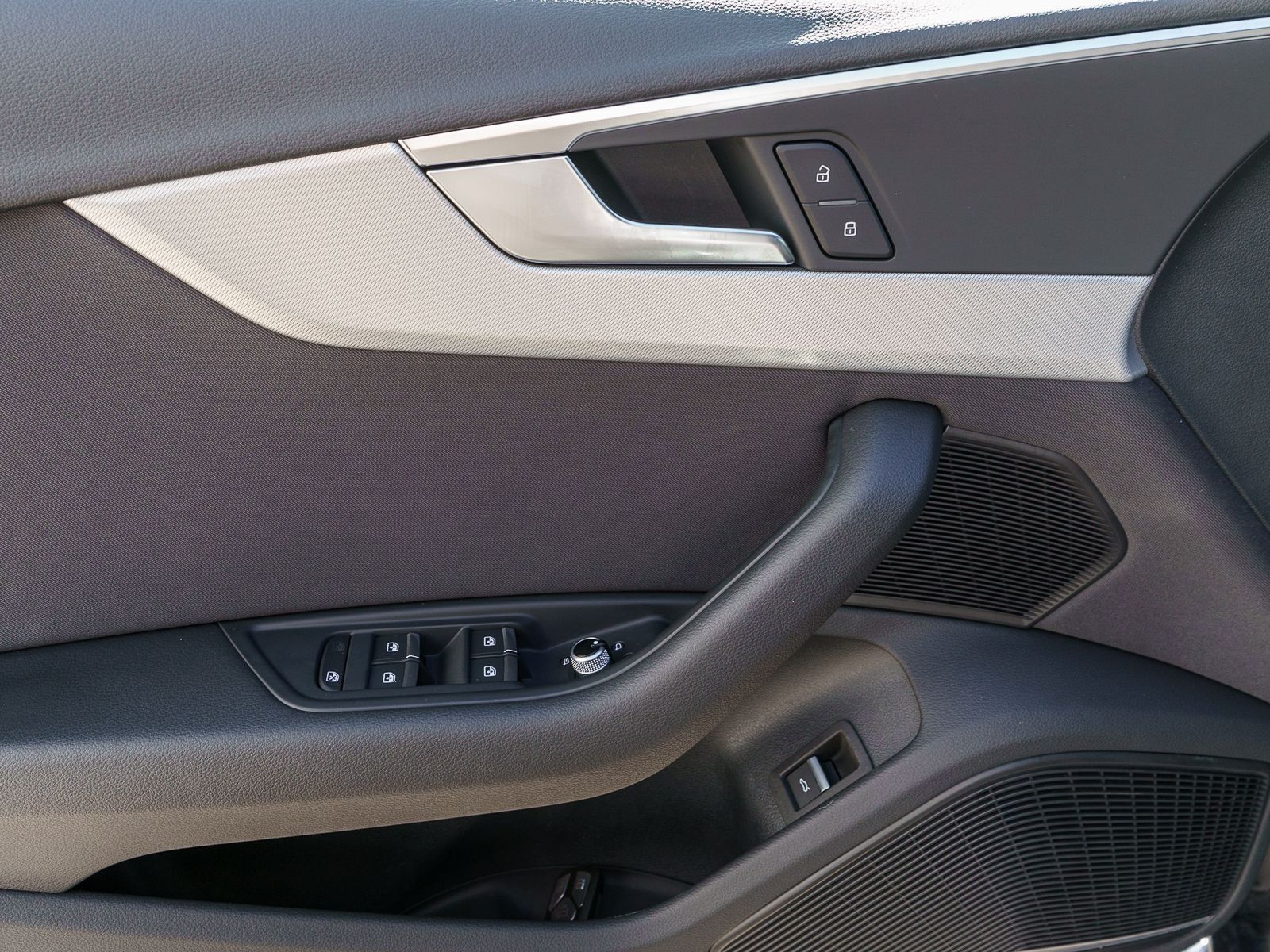 Fahrzeugabbildung Audi A4 Avant S line 40TDI Stronic LED Navi RFK B&O