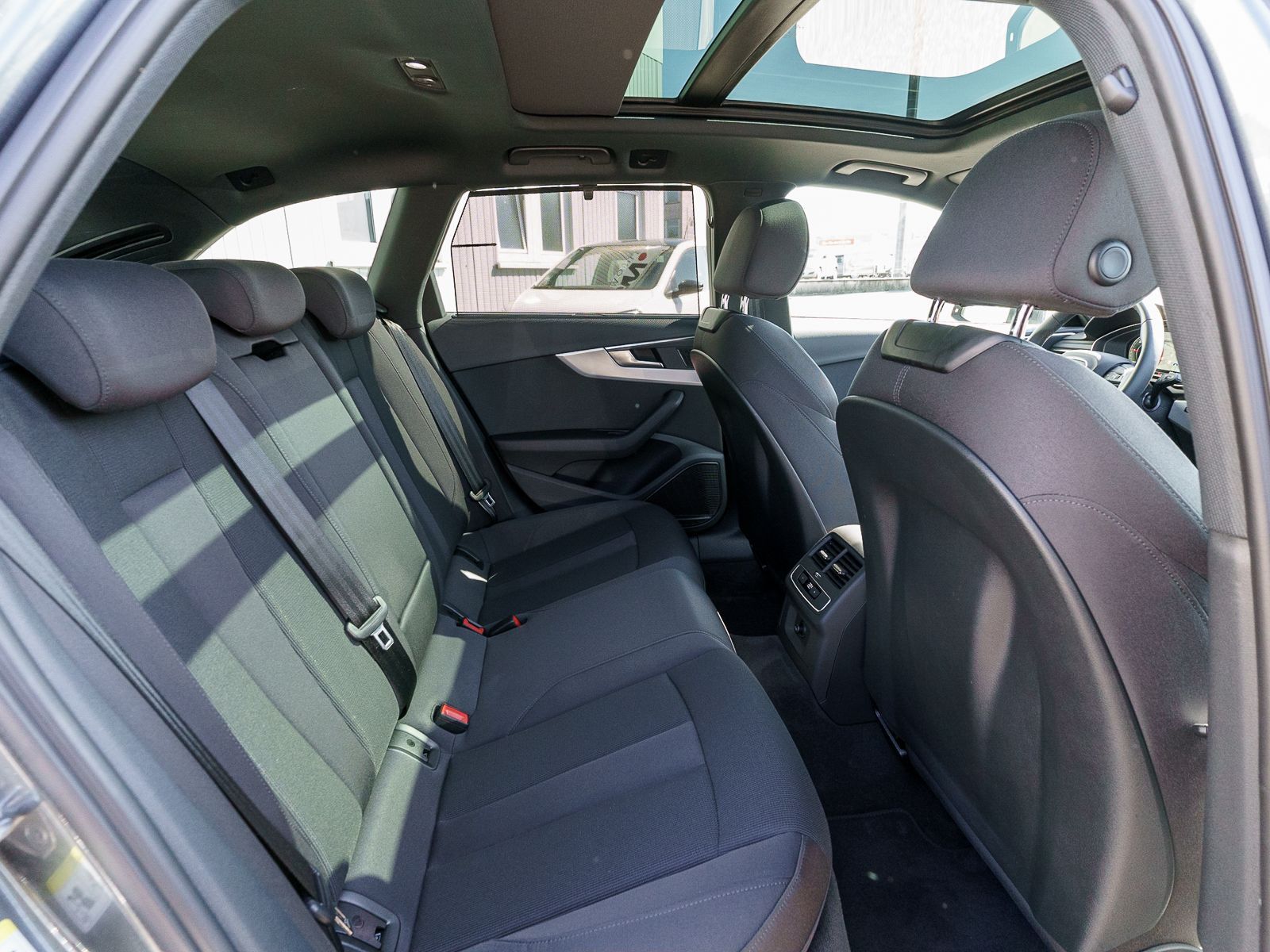 Fahrzeugabbildung Audi A4 Avant S line 40TDI Stronic LED Navi RFK B&O