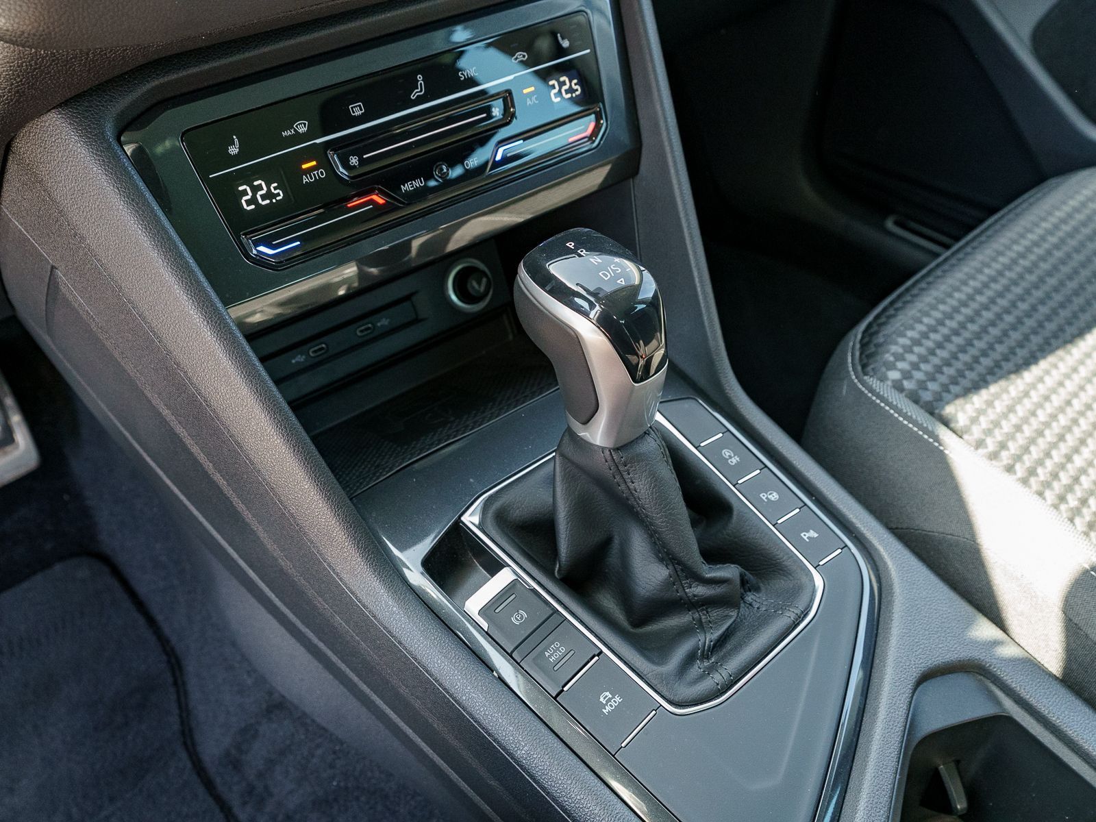 Fahrzeugabbildung Volkswagen Tiguan Life 1.5TSI DSG LED Navi RFK SHZ ACC