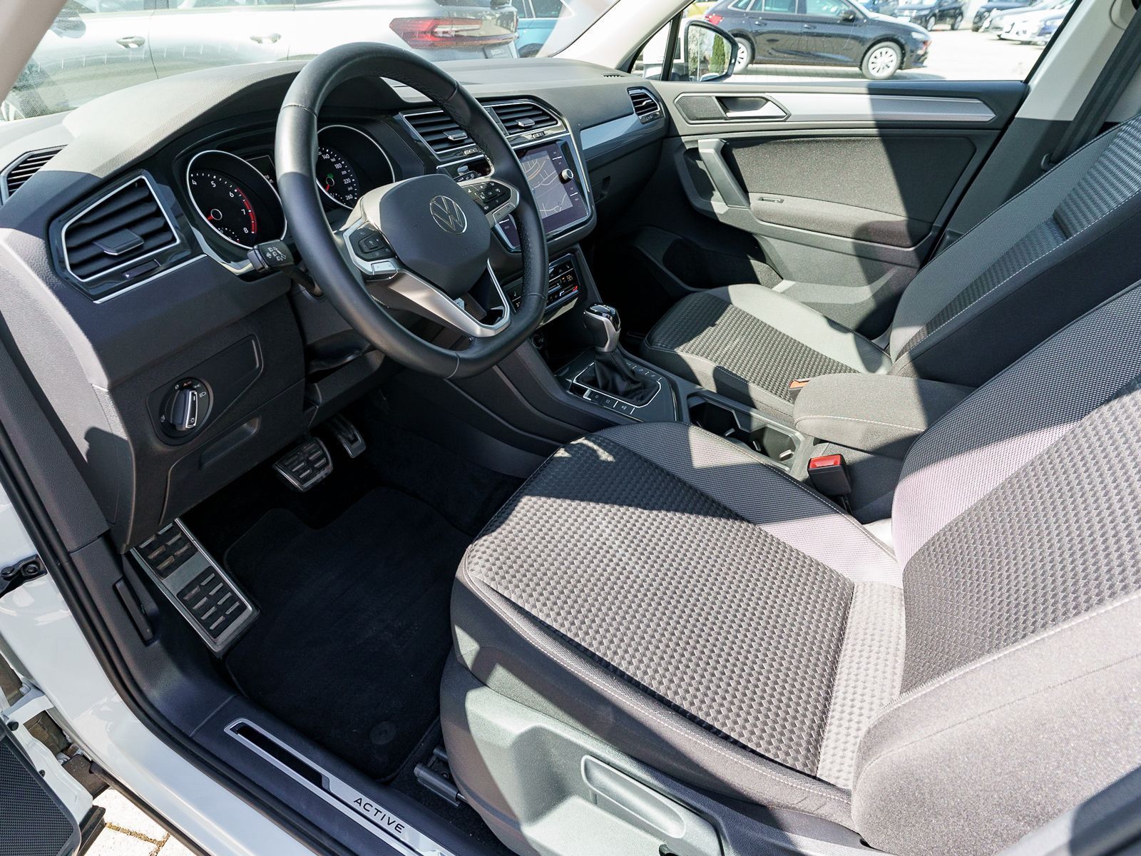 Fahrzeugabbildung Volkswagen Tiguan Life 1.5TSI DSG LED Navi RFK SHZ ACC